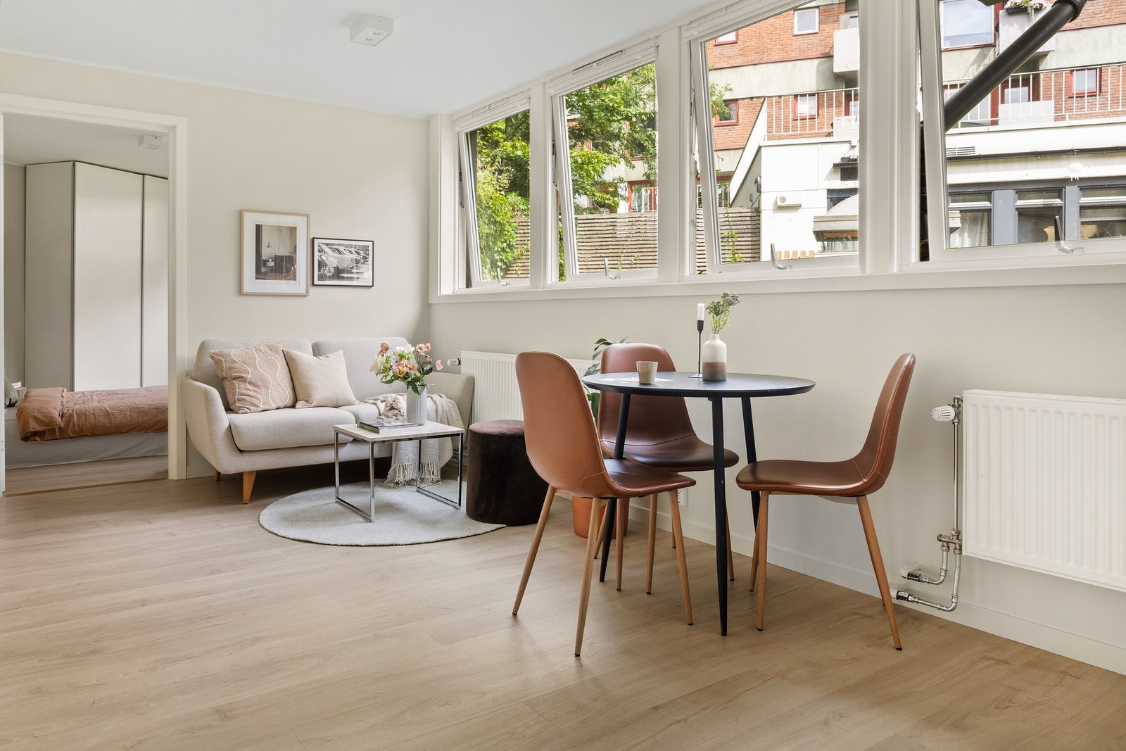 Hele leiligheten vender mot stille og rolig bakgård. Alle vinduer er byttet og nye i 2025. Galleribilde