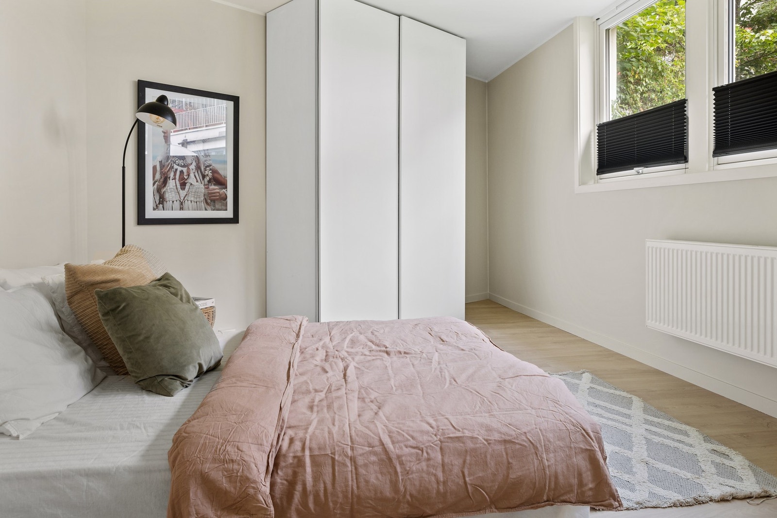 Garderobeskap medfølger salget. Spesialtilpassede plisegardiner på soverom. Galleribilde