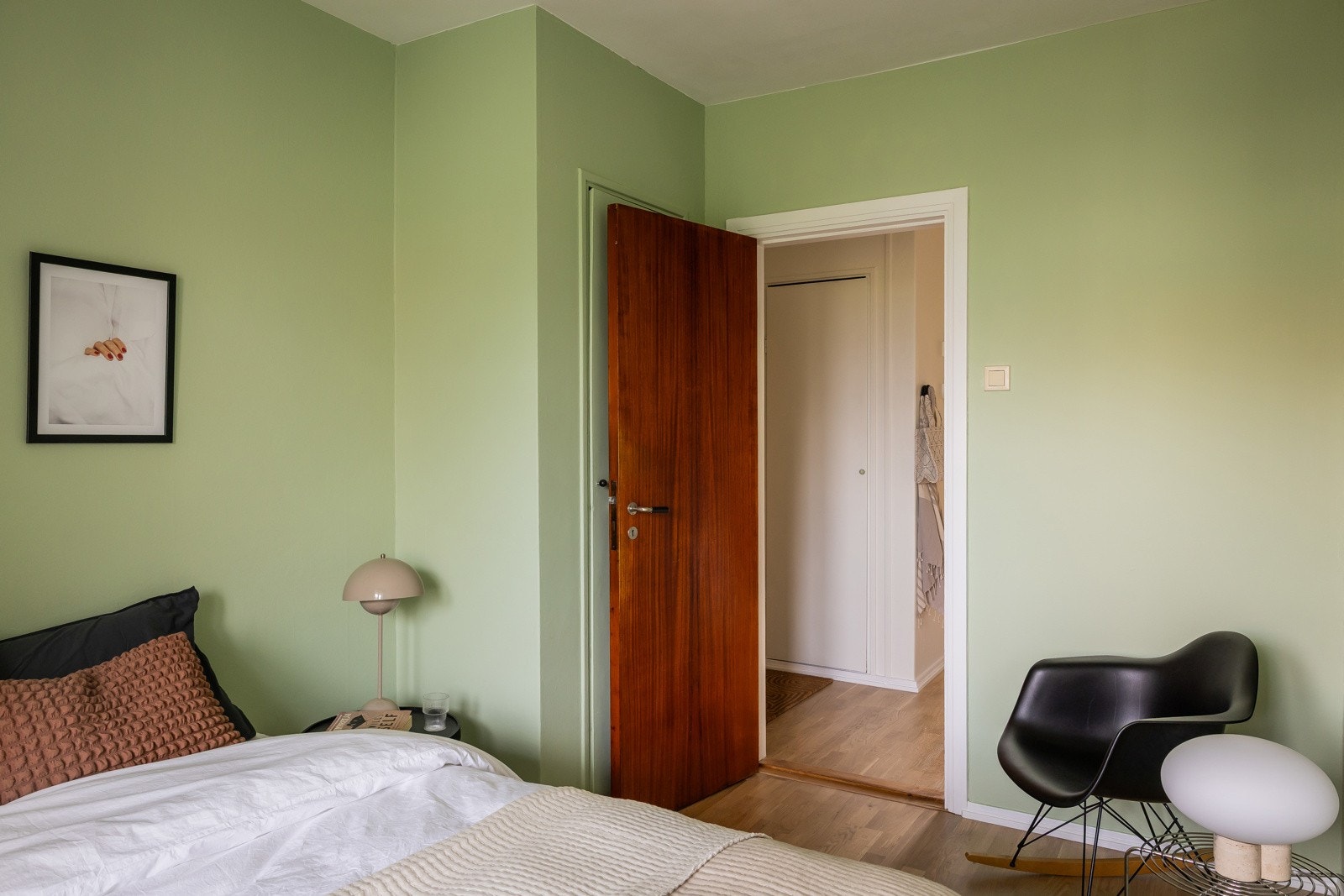 Parkett på gulv er slipt og vegger er nylig malt. Originale dører bevart. Galleribilde