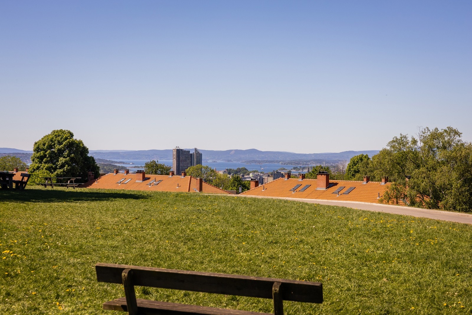 Hasleparken som nærmeste nabo, en park på 10 dekar og som nevnt fantastisk utsikt mot Oslo og fjorden. Galleribilde