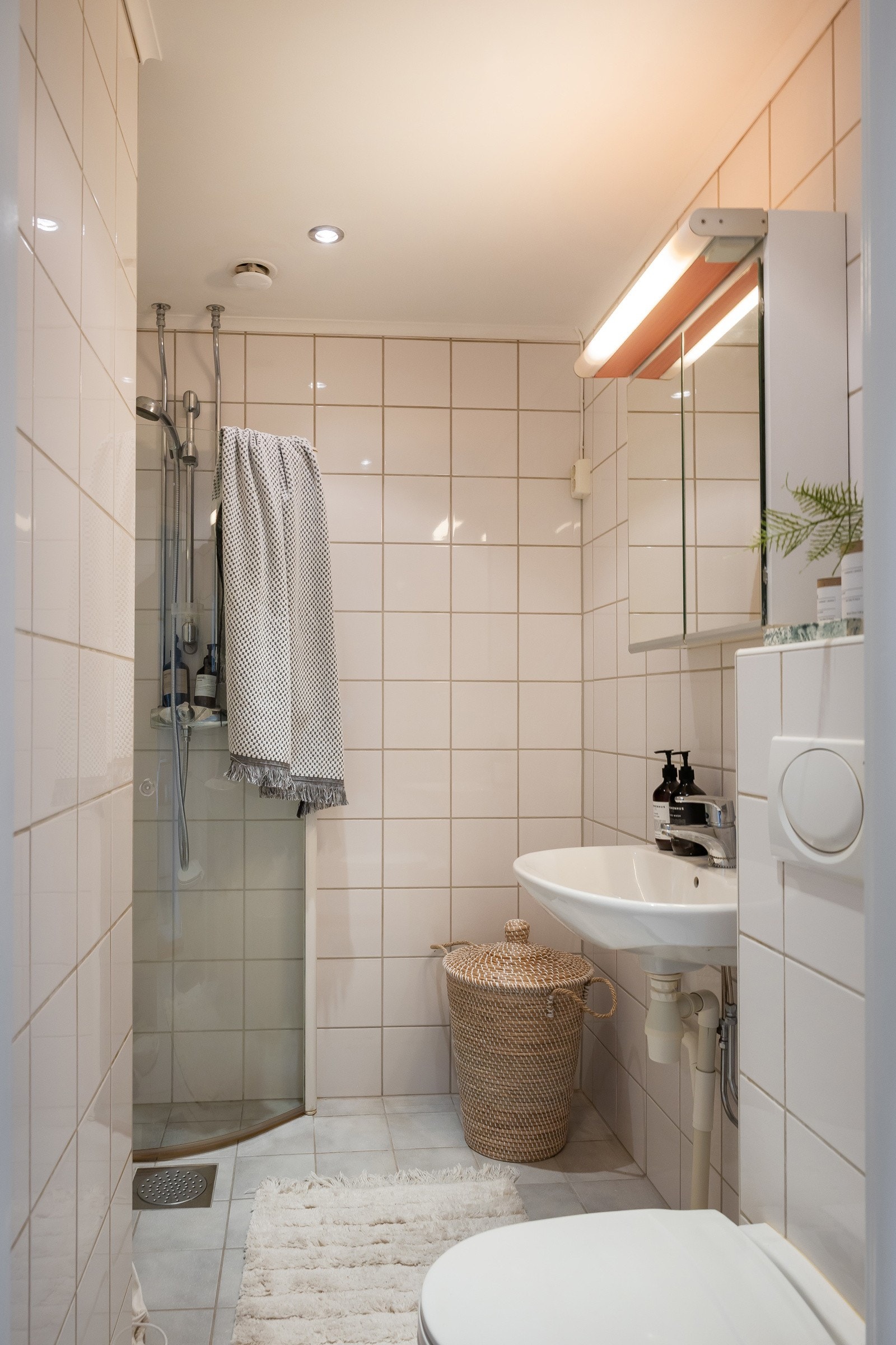 Bad ble oppusset i regi av brl. i 2004/05 med bl.a. nytt sluk og membraner, elektrisk gulvvarme, fliser og sanitærutstyr m.m. Opplegg for vaskemaskin. Galleribilde