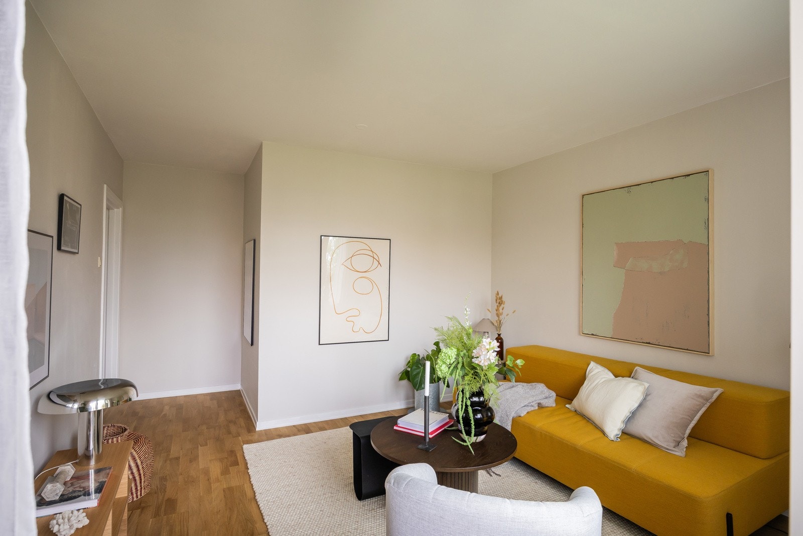 Boligen ligger rolig og idyllisk til mot ende av blindvei, med Hasleparken som nærmeste nabo. Galleribilde