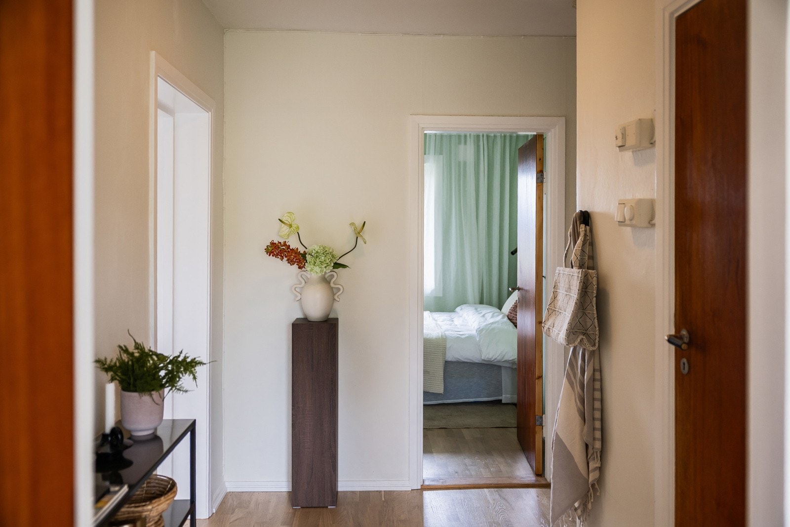 Gjennomgående med gode lysforhold og planløsning. Originalt garderobeskap for lagring av yttertøy. Galleribilde