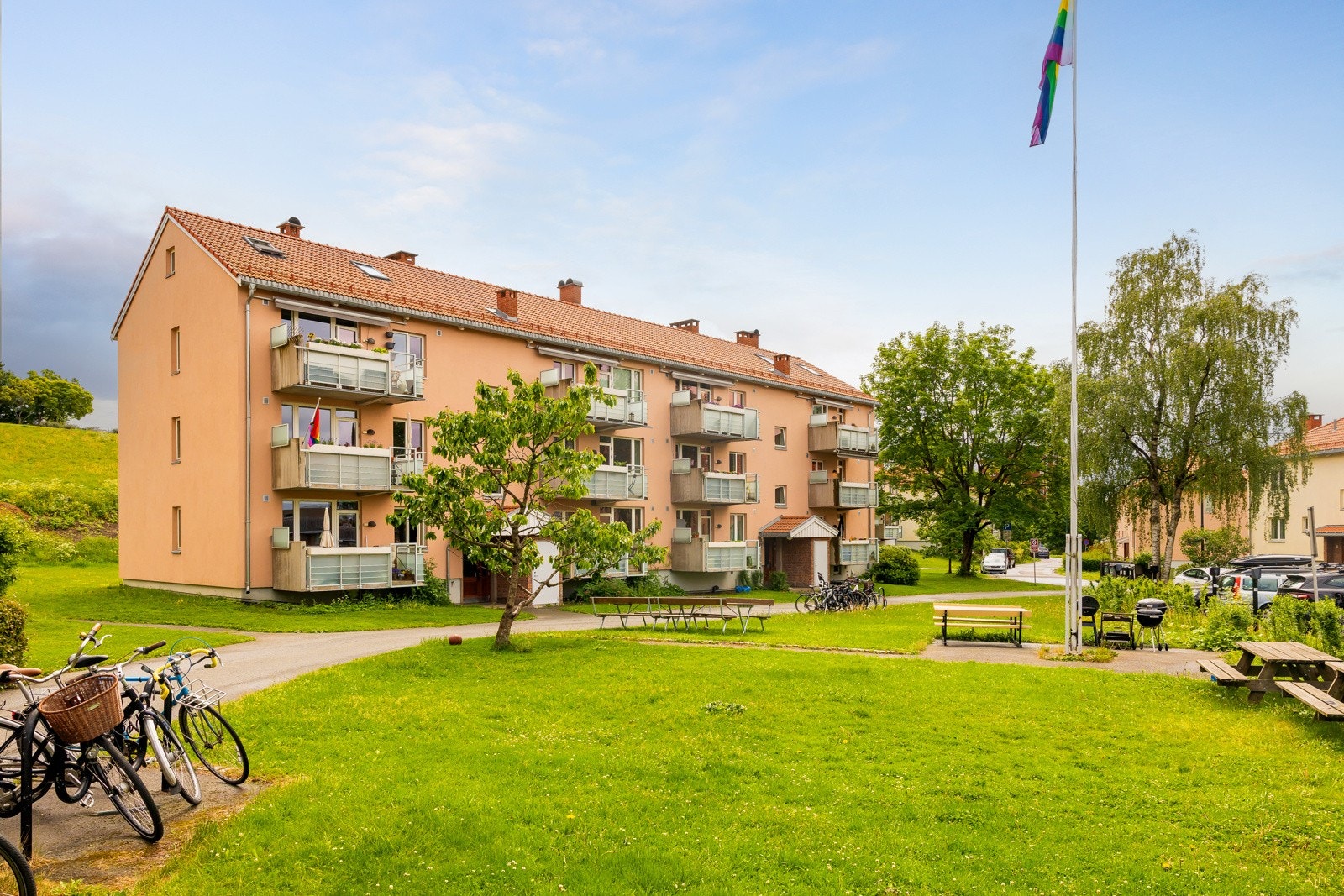 Rikelig med boltreplass på store friareal på område, også rett utenfor boligen. Galleribilde