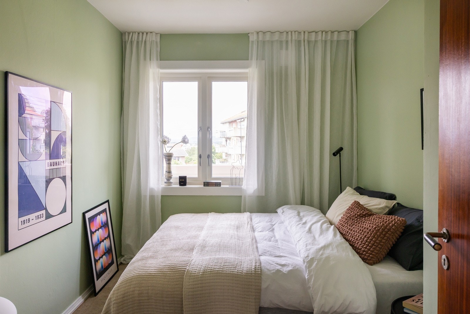 Soverommet har originale garderobeskap og plass til dobbeltseng. Galleribilde