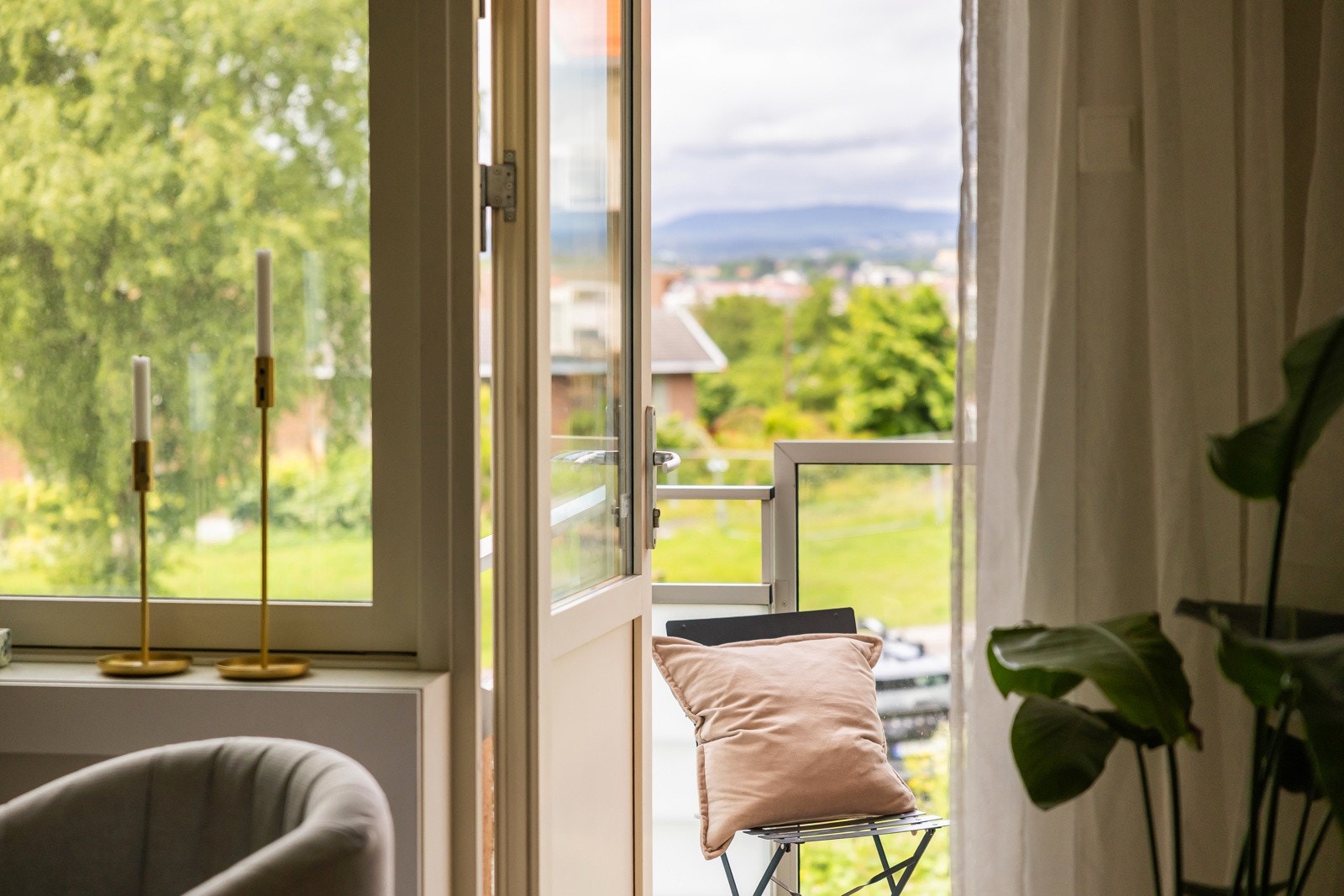 God avstand mellom blokkene, idyllisk utsyn over fellesareal og utsnitt av byen. Galleribilde