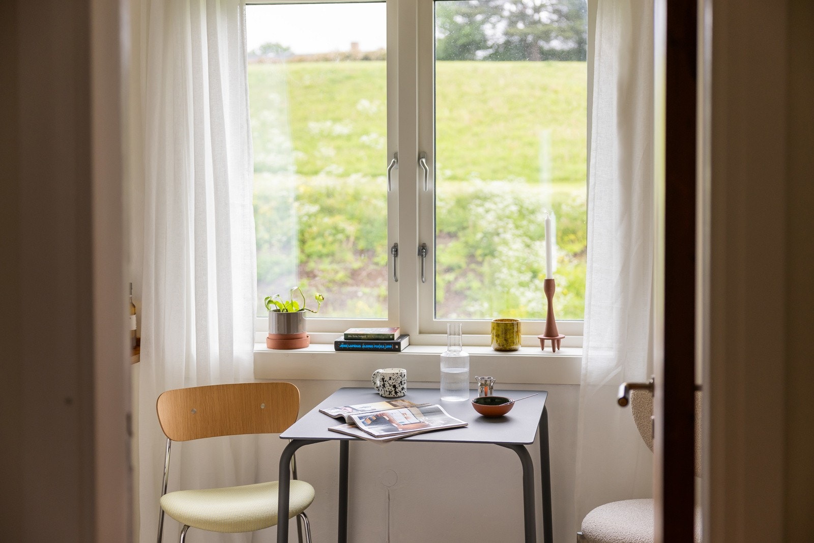 God intern beliggenhet med utsyn mot Hasleparken fra både kjøkken og soverom. Galleribilde