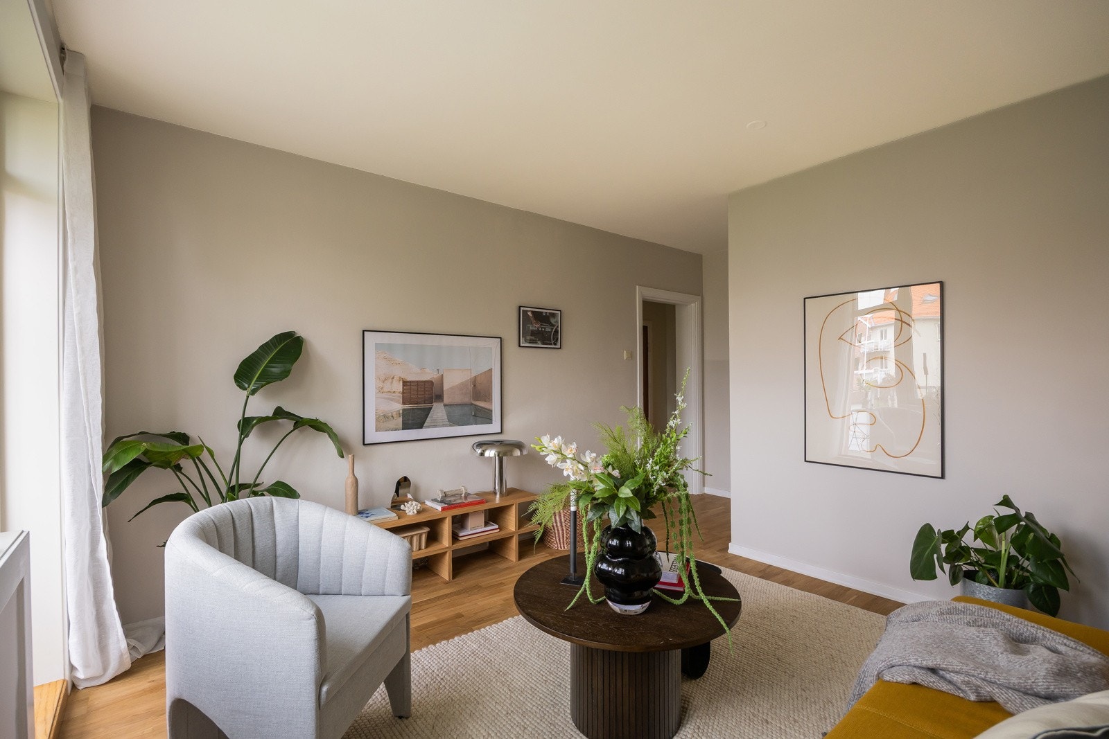 Vegger er malt i nyere tid i dus fargetone. Galleribilde