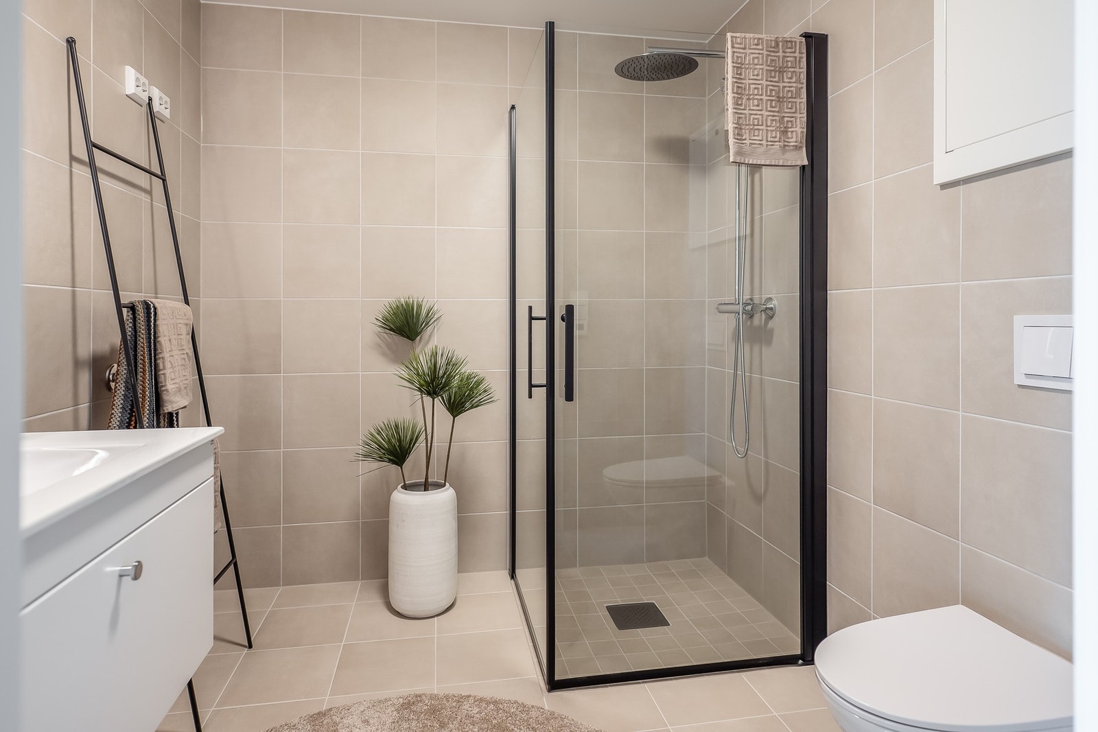 Flott regnfallsdusj med innskyvbare glassvegger. Varmekabler i gulv. Galleribilde