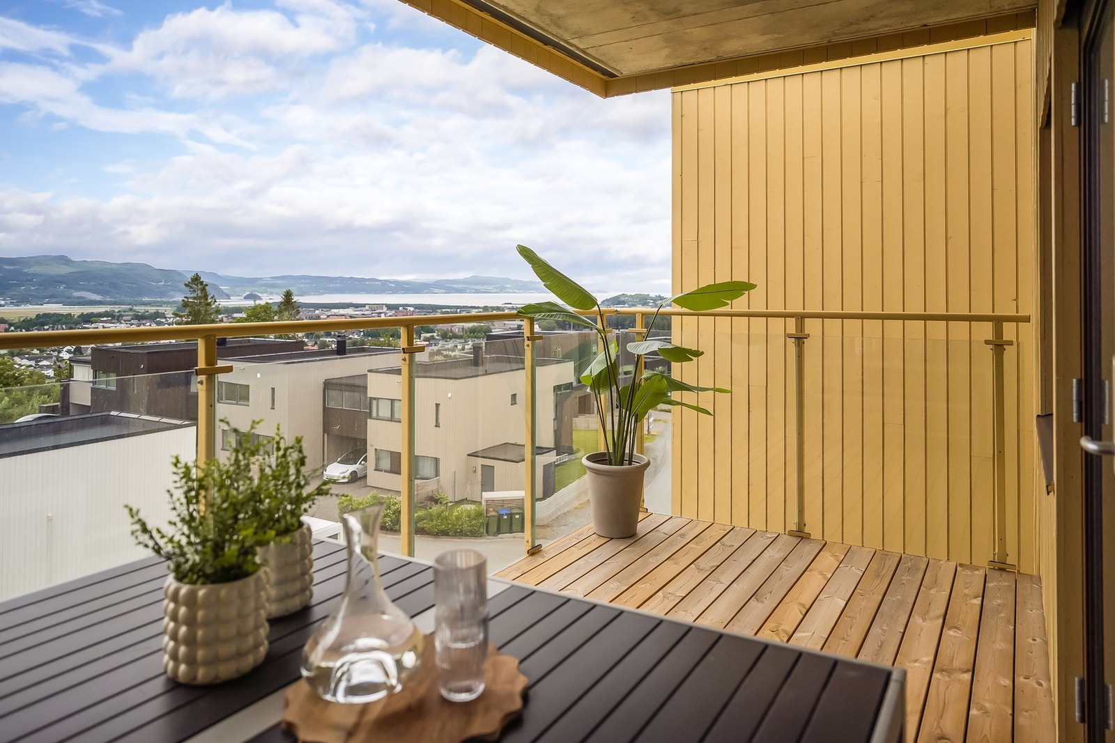 Stor, skjermet veranda med sol fra ca. 10-22 sommerstid. Galleribilde