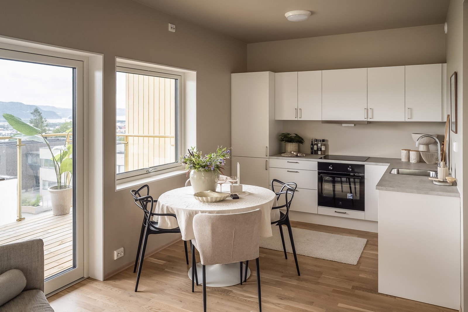 Det er fin plass for sofagruppe, og videre i en åpen løsning mot kjøkken er det plass for spisebord. Galleribilde