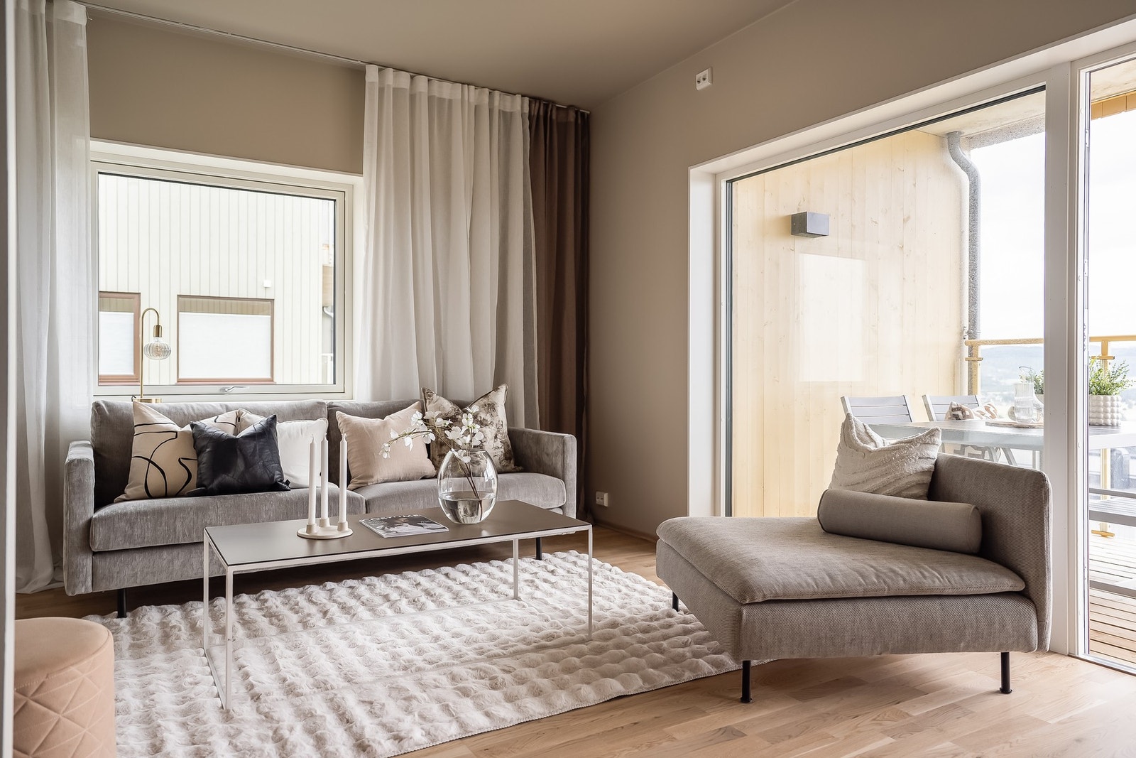 Stuen har god takhøyde og store vinduer mot den fantastiske utsikten. Galleribilde