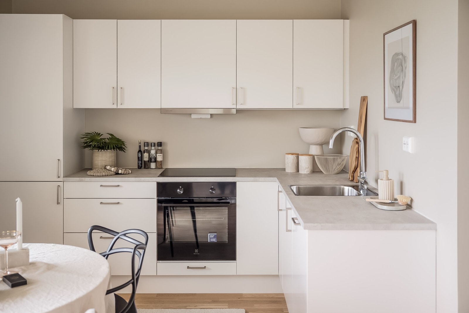 Kjøkkenet ligger i eget hjørne og har god benkeplass og godt utnyttet skapplass. Galleribilde