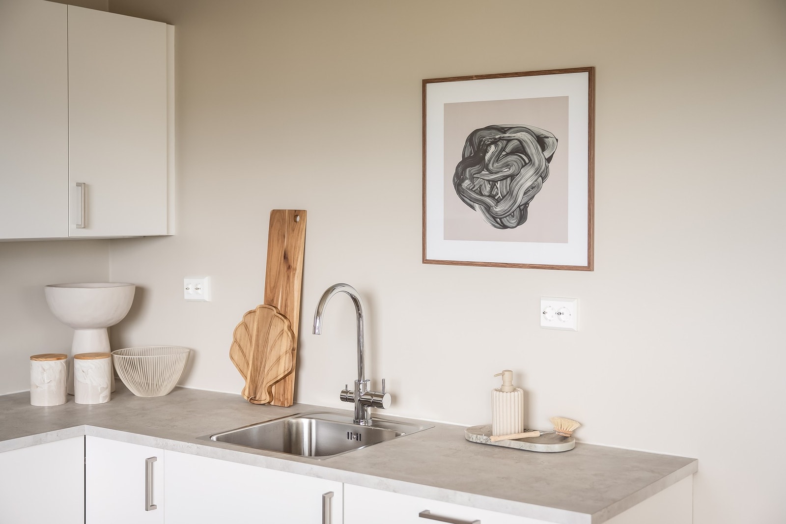 Et stilfullt og moderne kjøkken med integrerte hvitevarer. Galleribilde