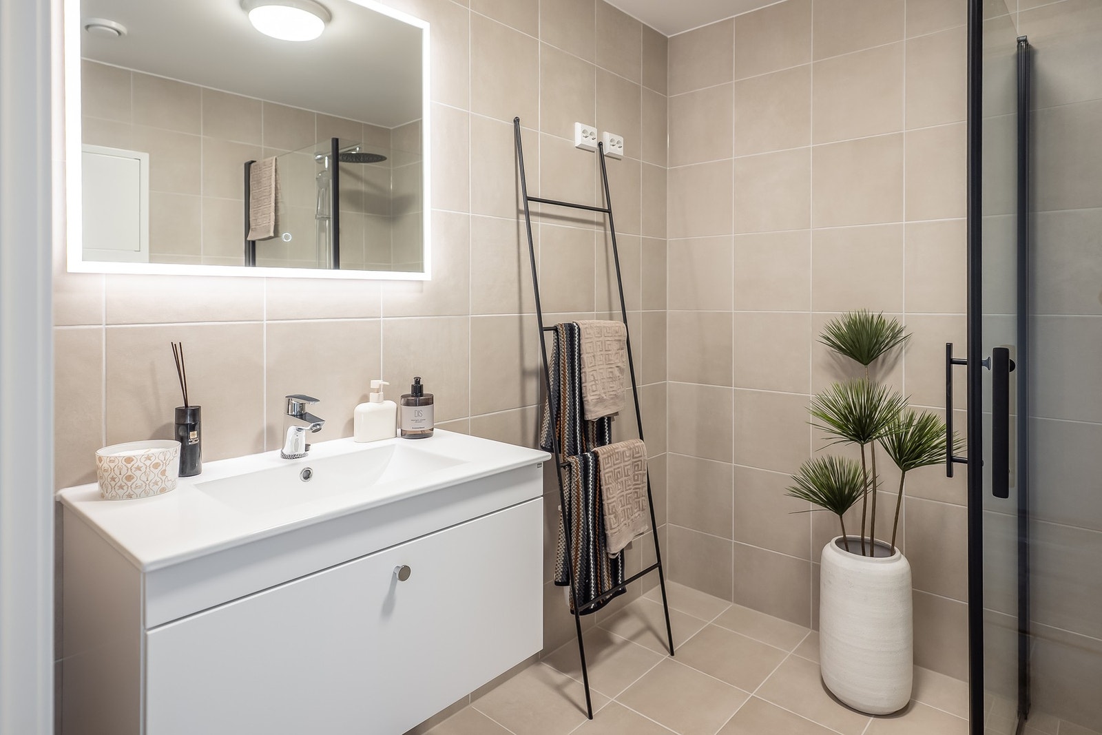 Et delikat, flislagt bad med moderne innredning. Galleribilde