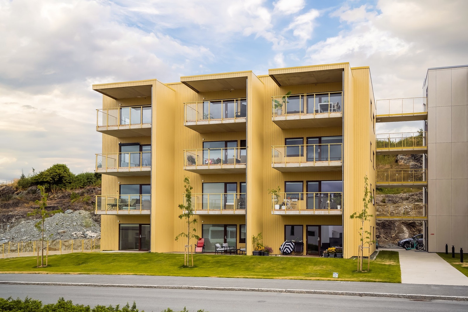 En attraktiv beliggenhet i Husbyåsen, i et nylig ferdigstilt bygg som holder en gjennomgående god kvalitet. Godt isolert, energieffektiv oppvarming, smartnøkkelsystem og skjermede egne uteplasser er noe av de gjennomtenkte løsningene. Galleribilde