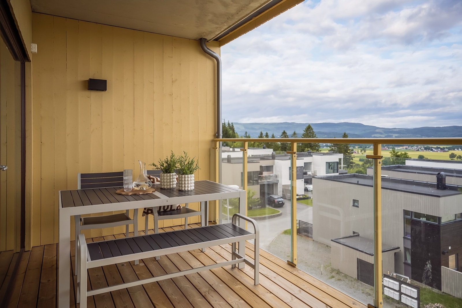 Takoverbygg og god plass for utemøbler. Flott uteplass uten innsyn. Galleribilde