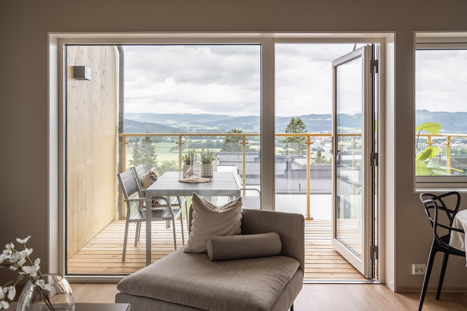 Her har man svært gode solforhold, og fantastisk utsikt mot fjorden og byen fra vinduer og den romslige verandaen. Galleribilde