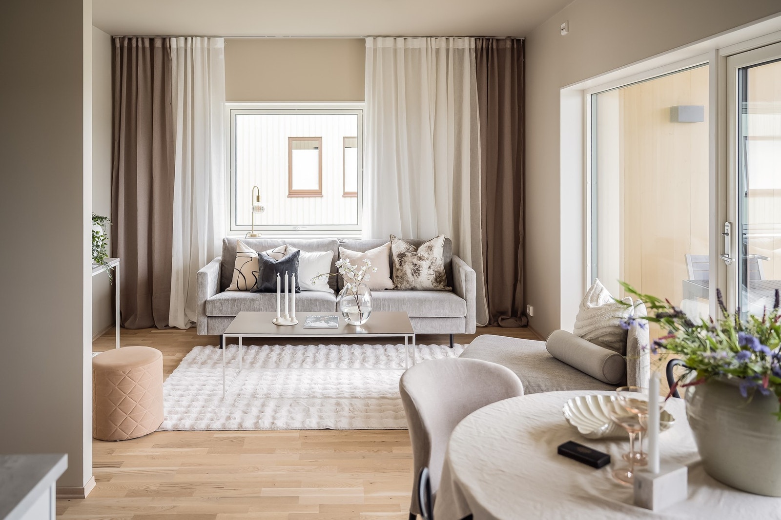 Pen standard, listefritt, 1-stavs parkett og god takhøyde. Galleribilde