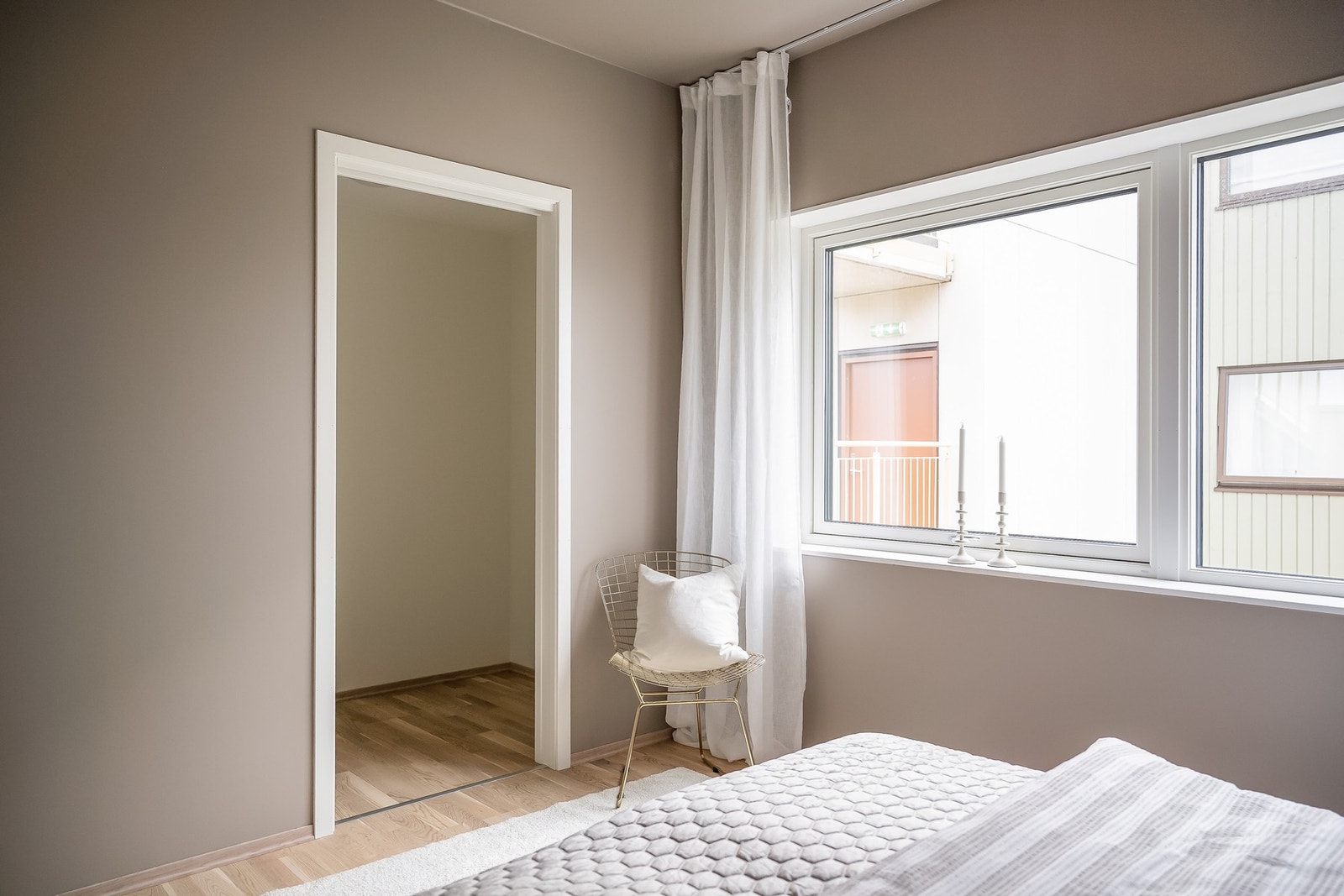 Eget walk-in closet fra hovedsoverom og hovedsoverommet er tilsammen 13,3 kvm. Galleribilde