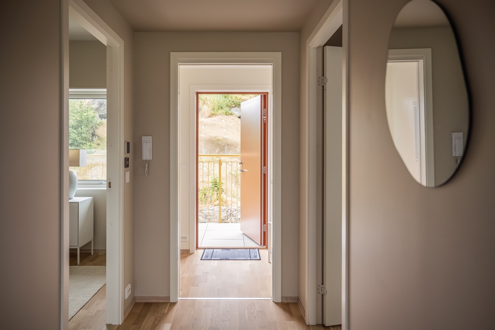 Innbydende entré med plass for garderobeskap. Vannbåren gulvvarme. Galleribilde