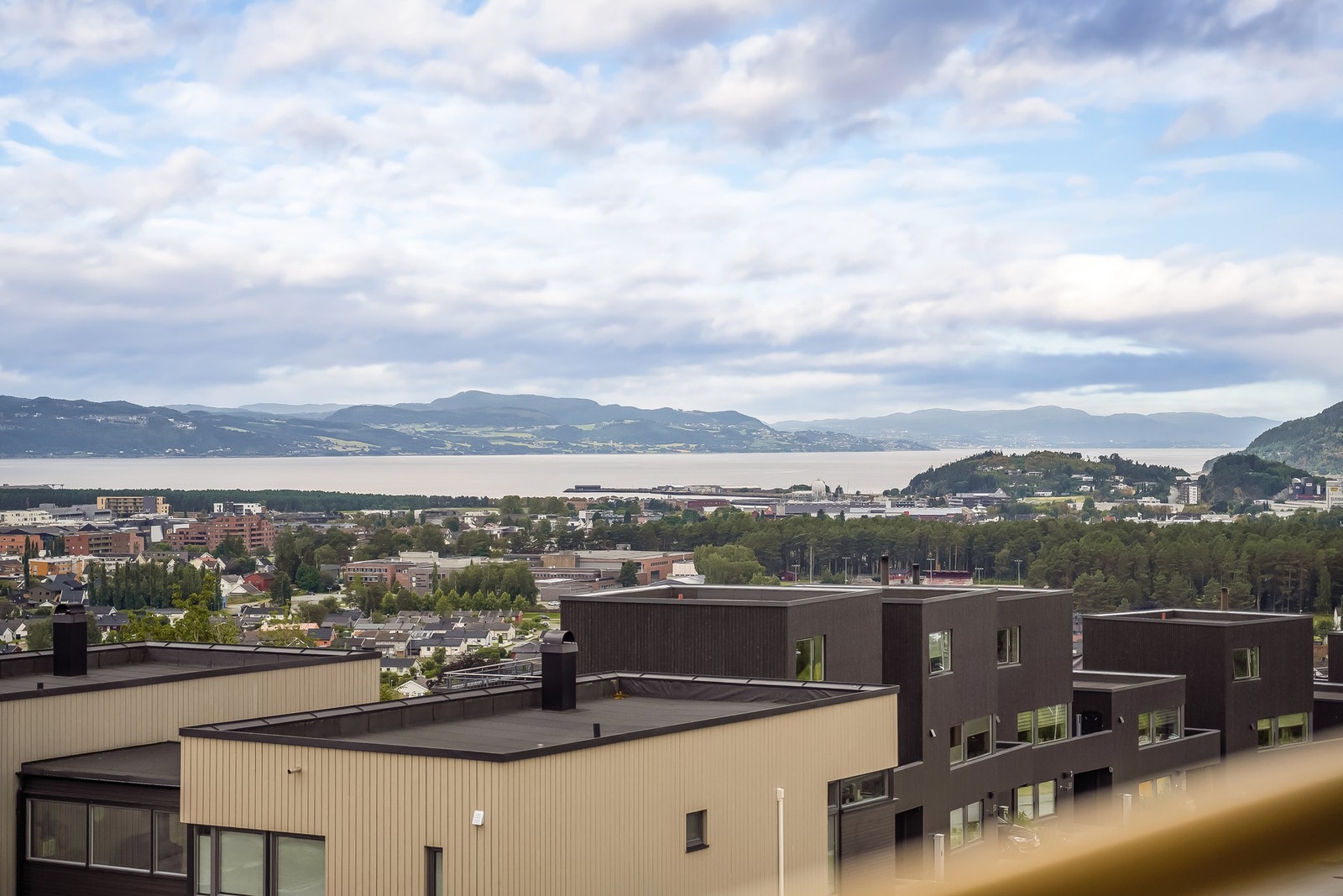 PrivatMegleren v/Torstein Nordby har gleden av å presentere en flott toppleilighet med nydelig utsikt. Ligger meget fint til på hjørnet i øverste etasjen i 4. etasje. Galleribilde