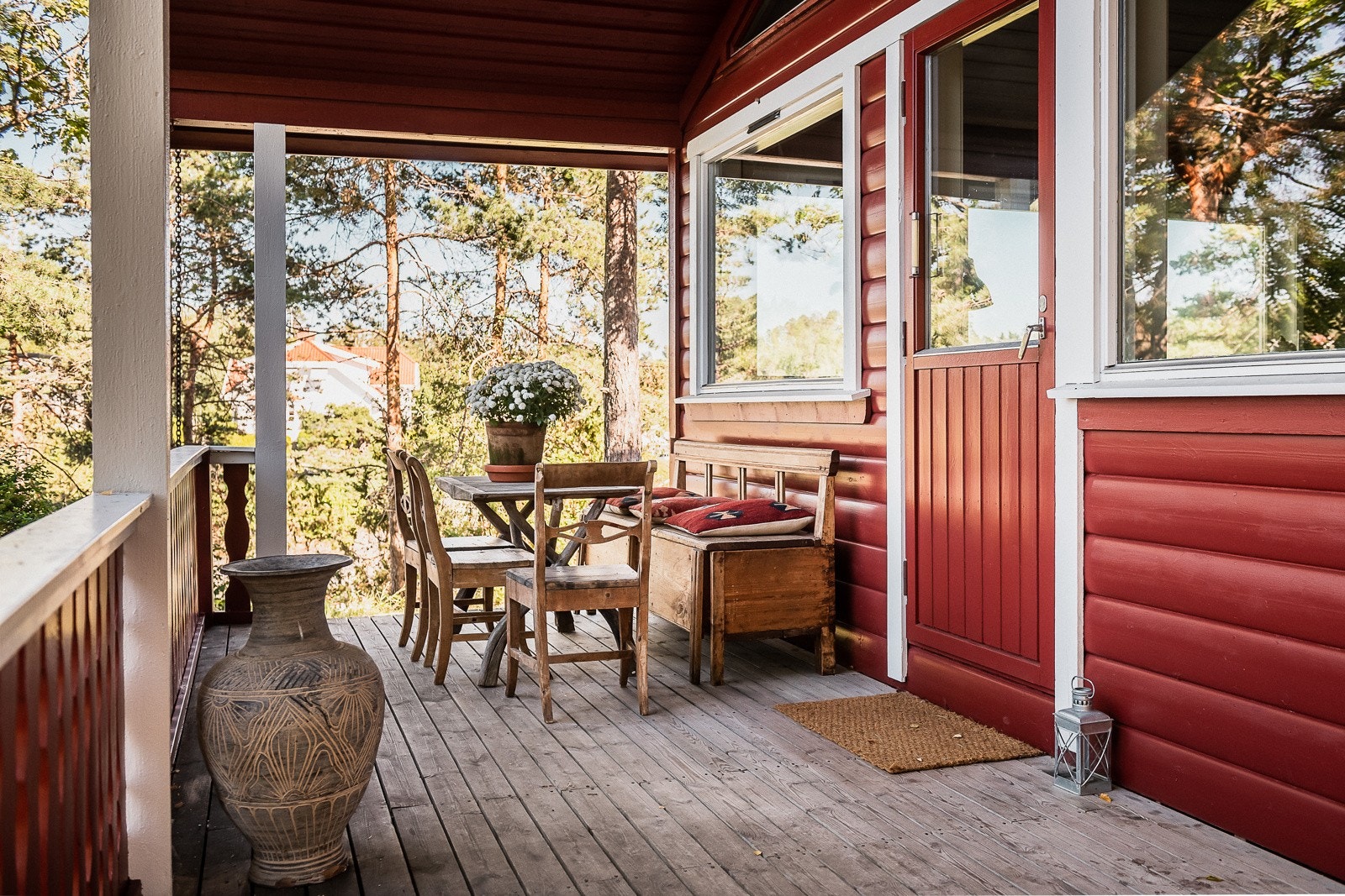 Gestehus med koselig overbygget sitteplass med inngang til stuen. Galleribilde