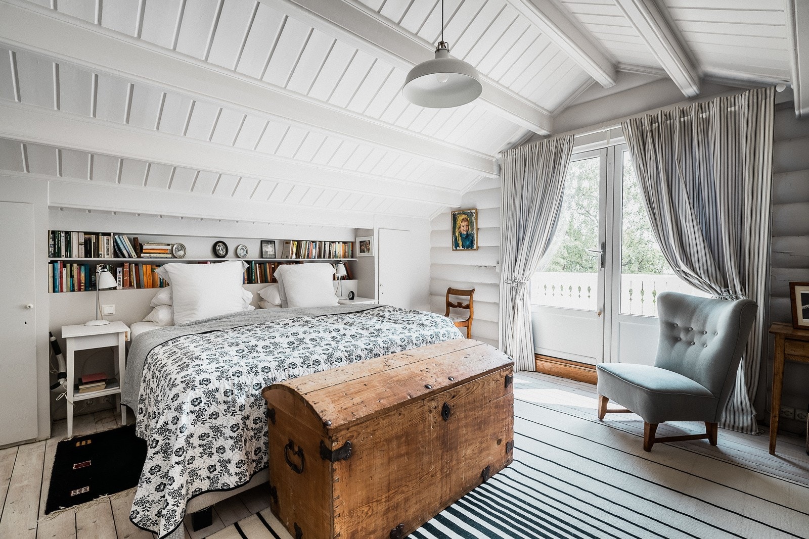 Soverom i andre etasje med utgang til balkong. Galleribilde