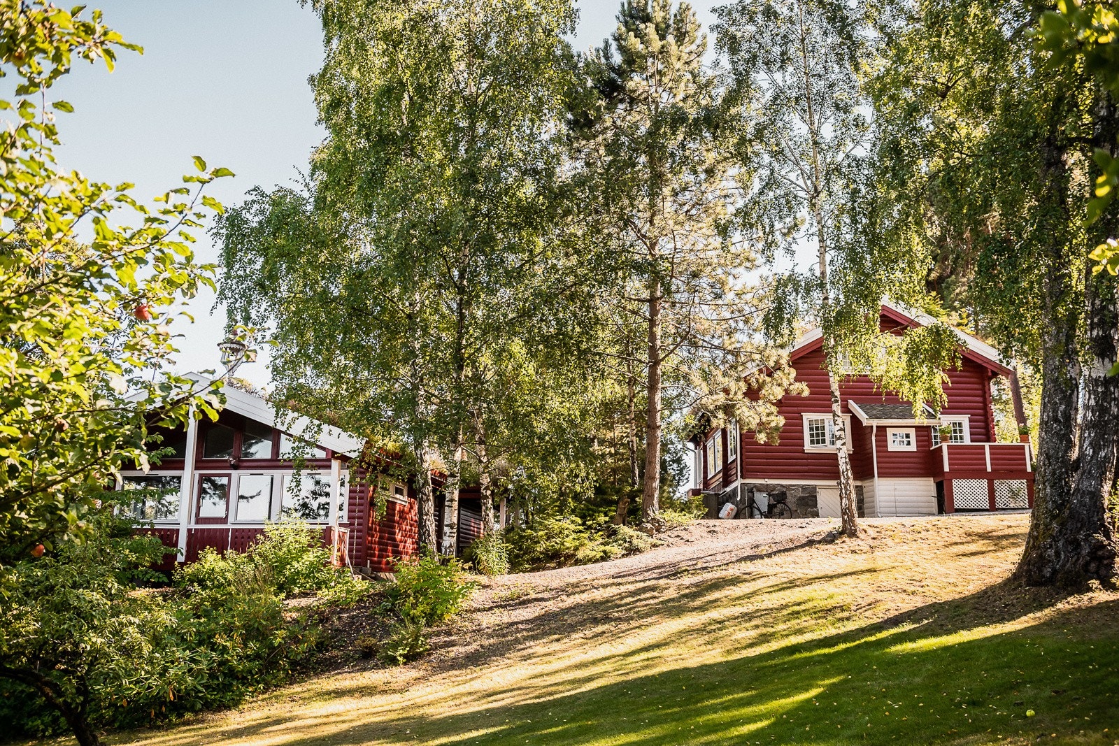 Fantastisk strandeiendom med to bolighus, naust, stabbur og brygge med badehus Galleribilde