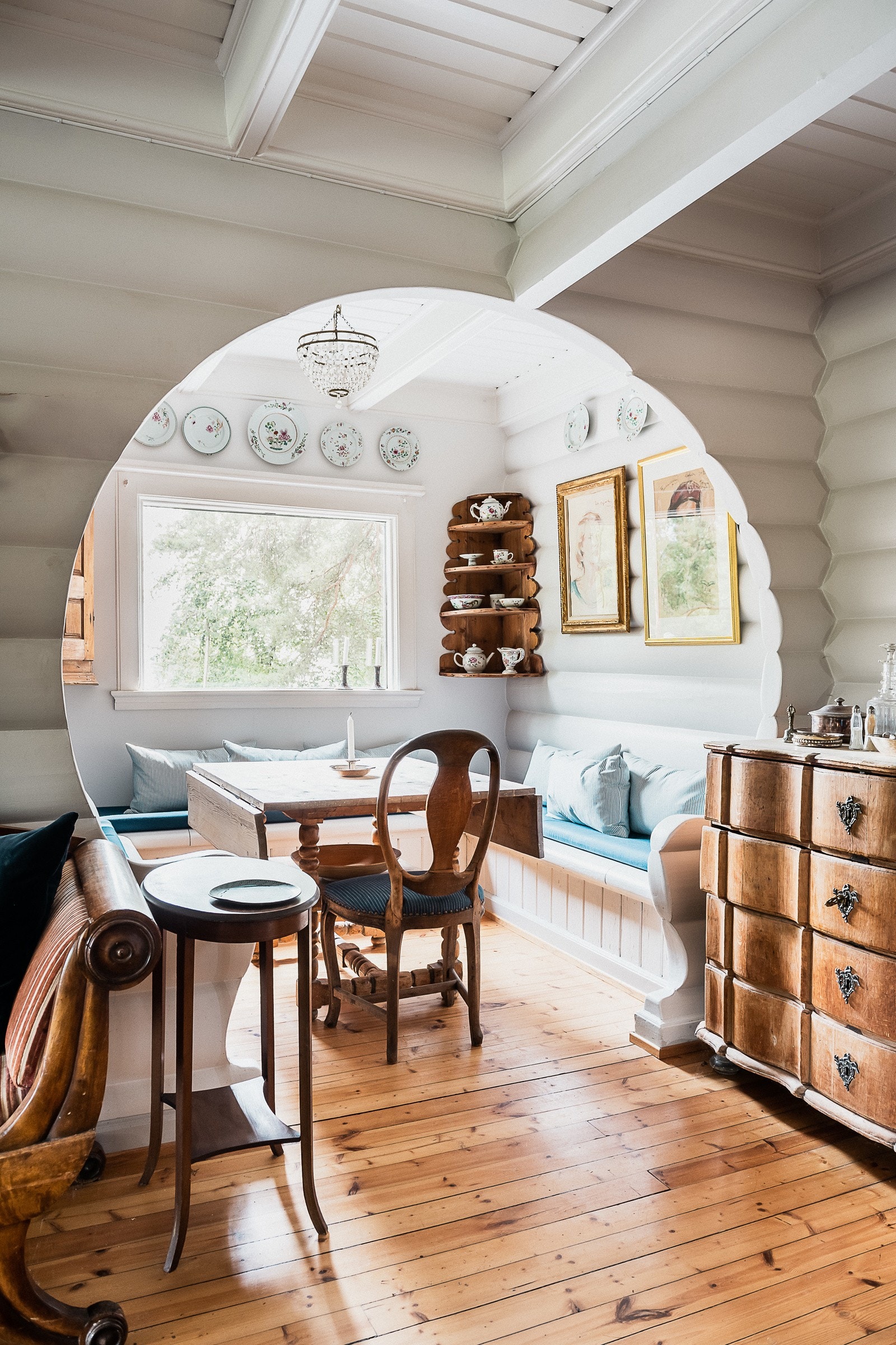 Spisestue i tilknytning til stuen. Galleribilde