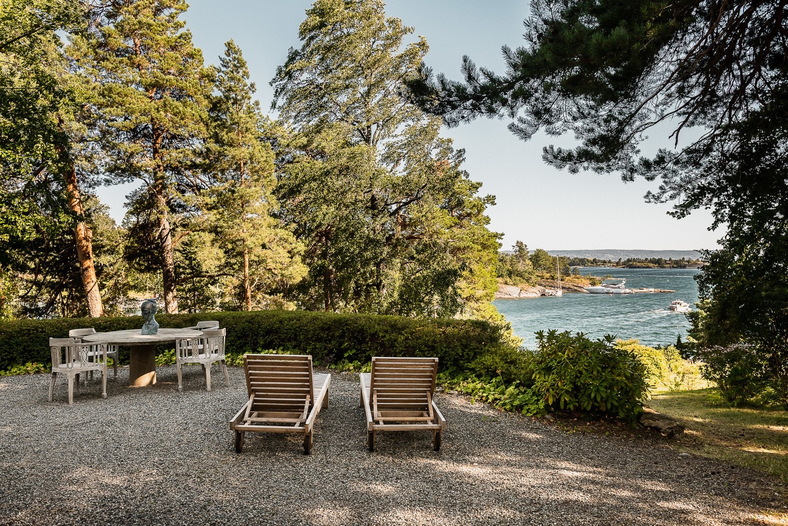 Eiendommen ligger i første rekke mot sjøen og har utsikt mot Oslofjorden og Hestesund. Galleribilde