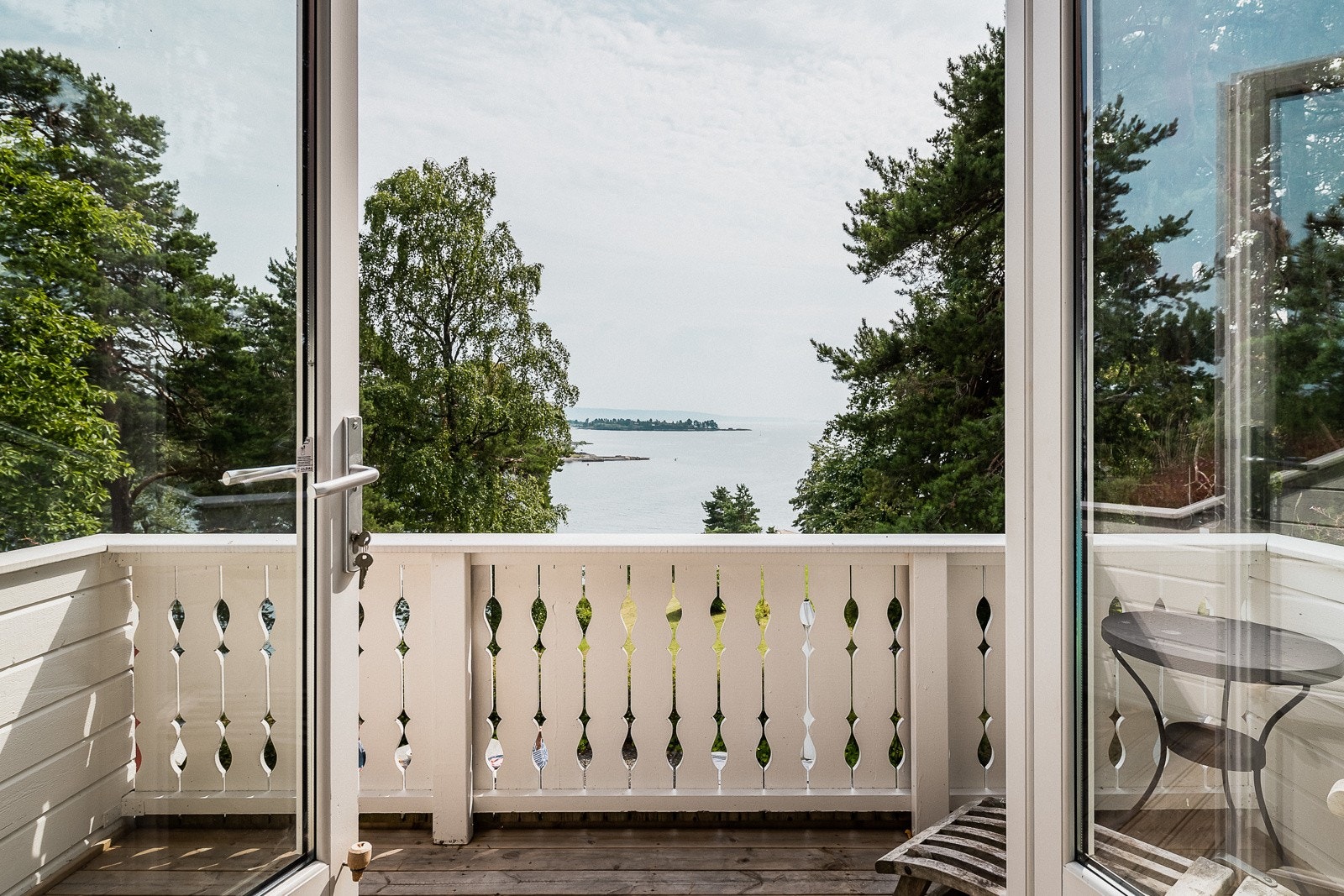 Flott utsikt til fjorden fra balkongen. Galleribilde