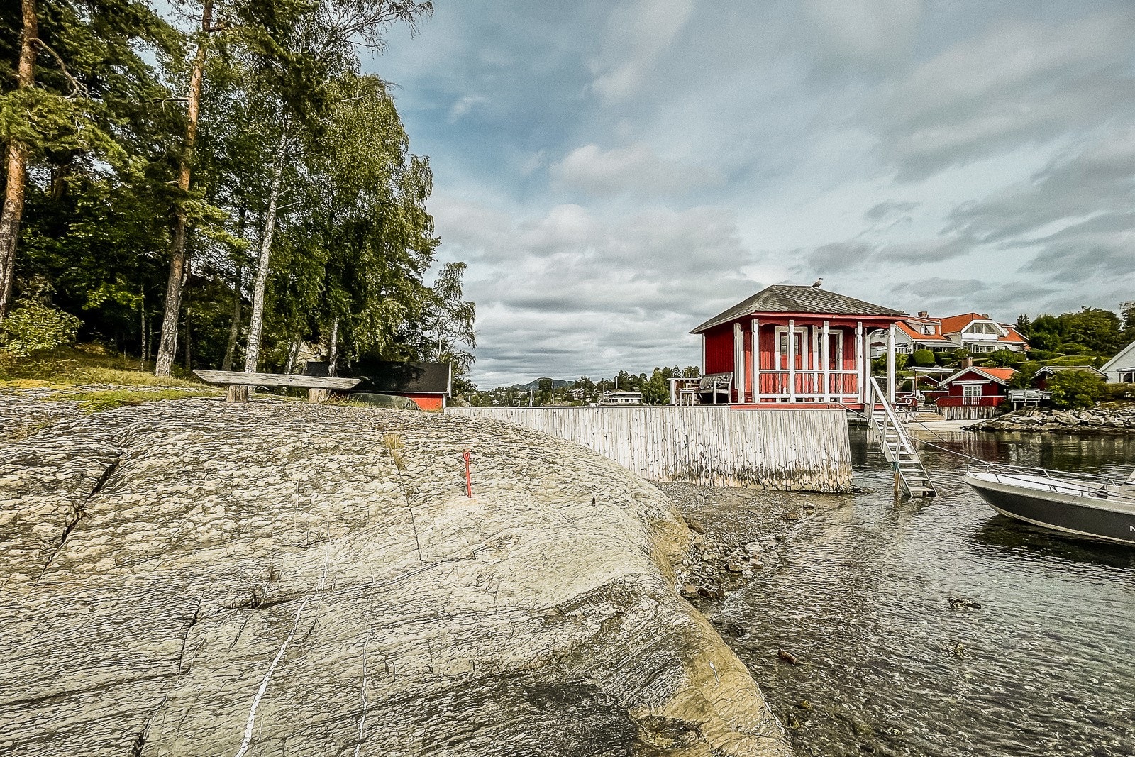 Båthus med brygge. Galleribilde