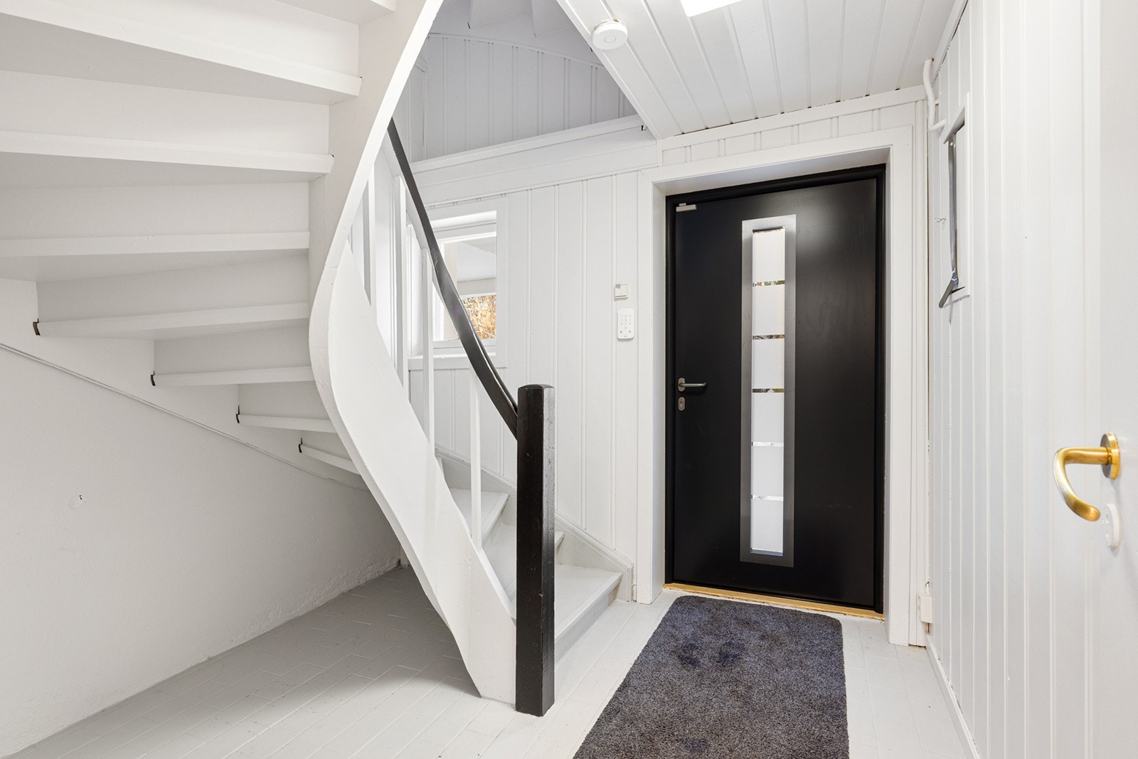 Boligen har et overbygget inngangsparti med belysning, og ved inngangen er det en platting på ca 25 kvm. Vel innenfor døra blir du møtt av en lys og åpen entré med plass til oppbevaring av ytterklær og sko. Galleribilde