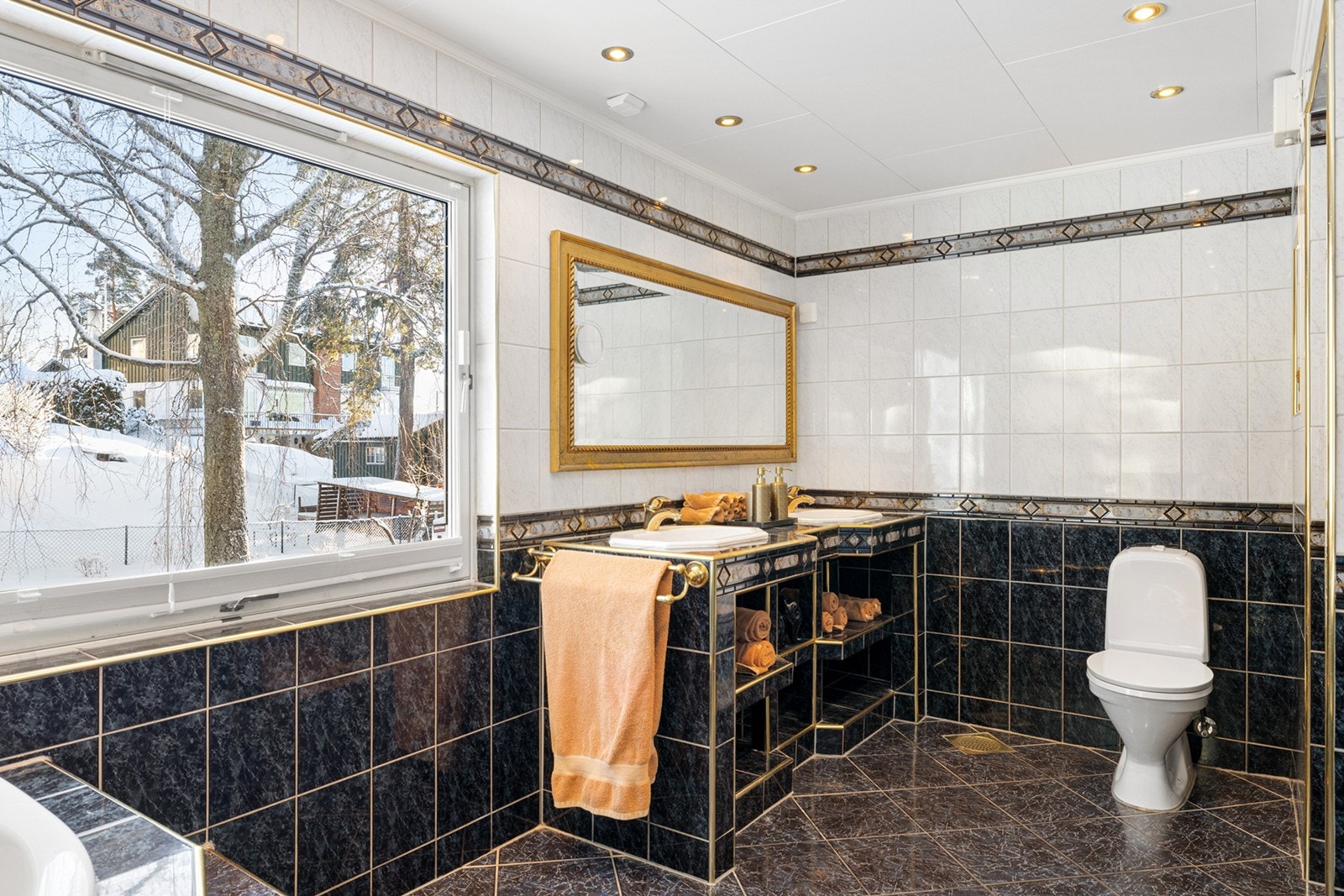 Pent flislagt bad med gulvvarme og downlights i himling. Galleribilde