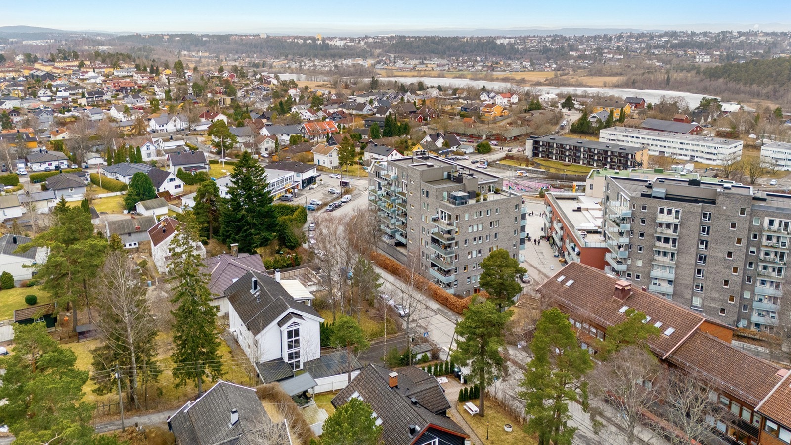 Boligen ligger i et attraktivt og populært område på Oppsal (bydel Østensjø) i et skjermet og tilbaketrukket boligområde. Her kombinerer man fredelige og grønne omgivelser med sentral beliggenhet. Galleribilde