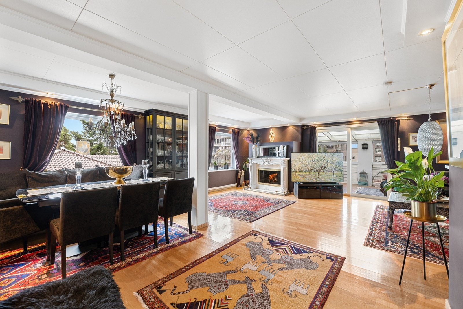 Stor og hyggelig stue med store vindusflater som gir godt med lysinnslipp, og det er fint utsyn mot balkongen. Galleribilde