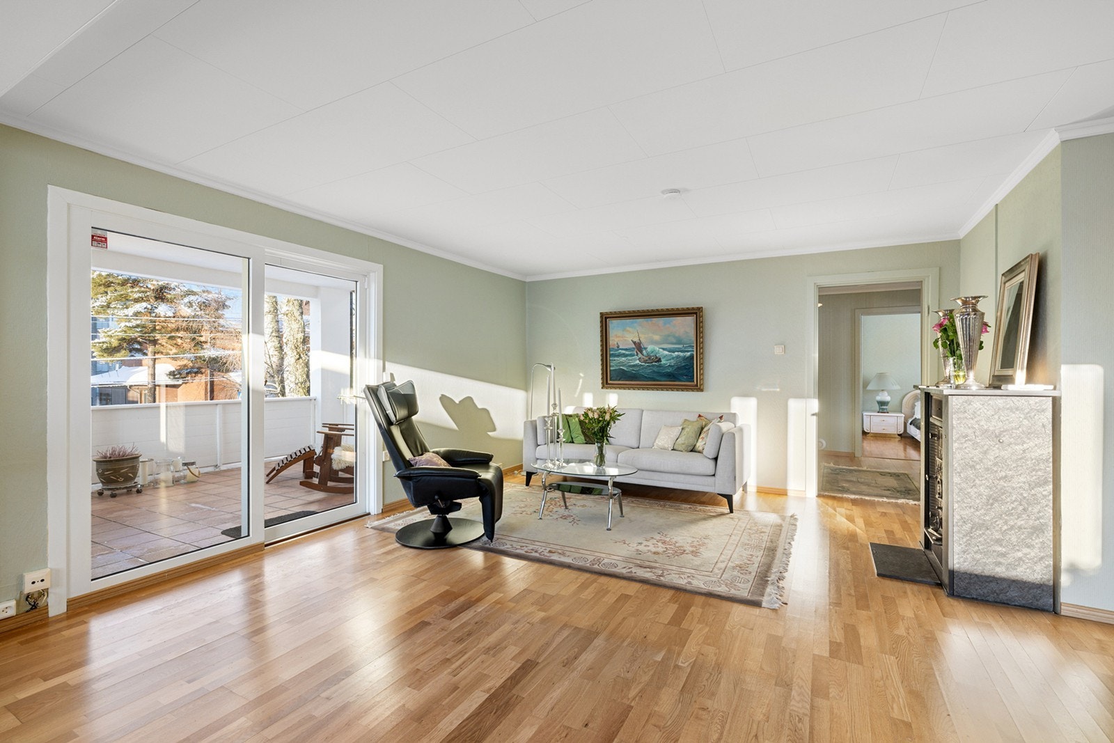 Stuen oppleves som meget romslig og har en rekke møbleringsmuligheter. Galleribilde