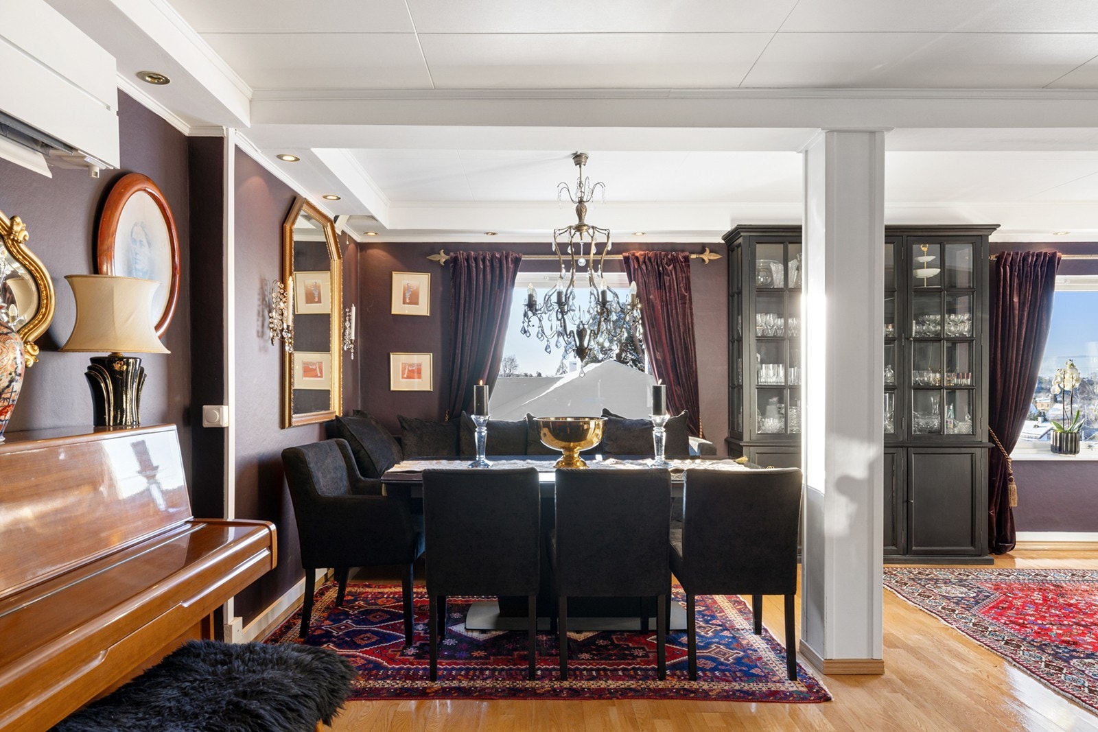 Det passer utmerket å innrede med et spisebord i stuen, med mulighet for mange middagsgjester. Galleribilde