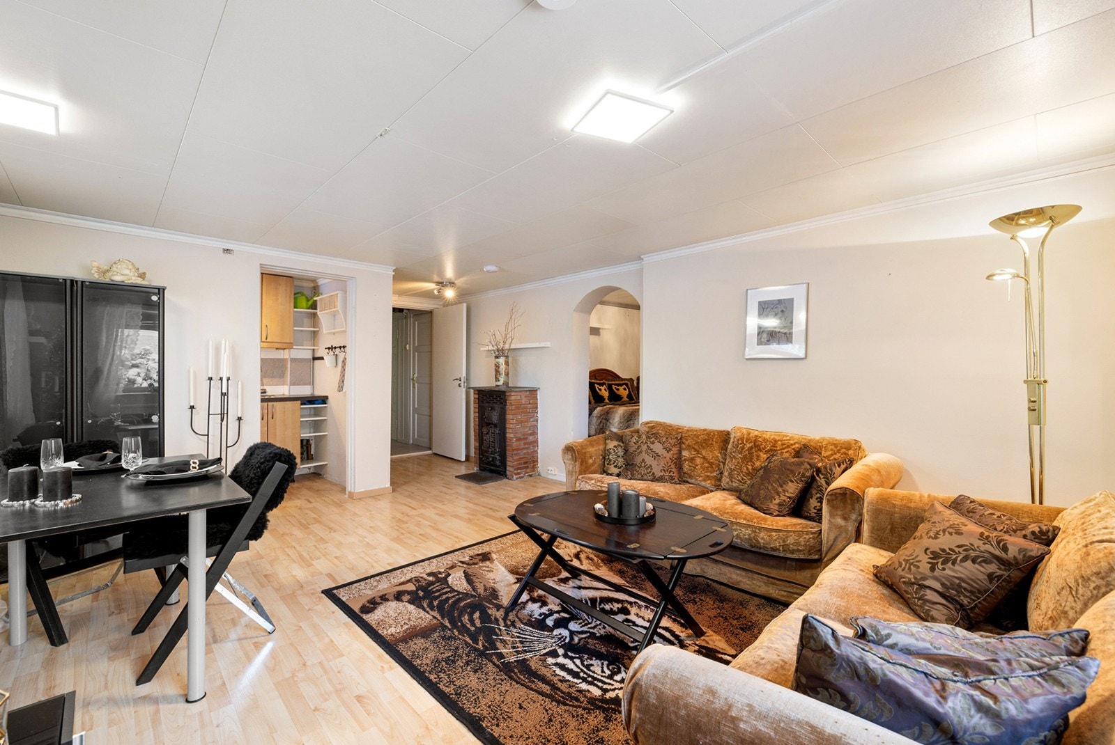 I stuen er det en kamin som varmer godt på kalde dager. Galleribilde