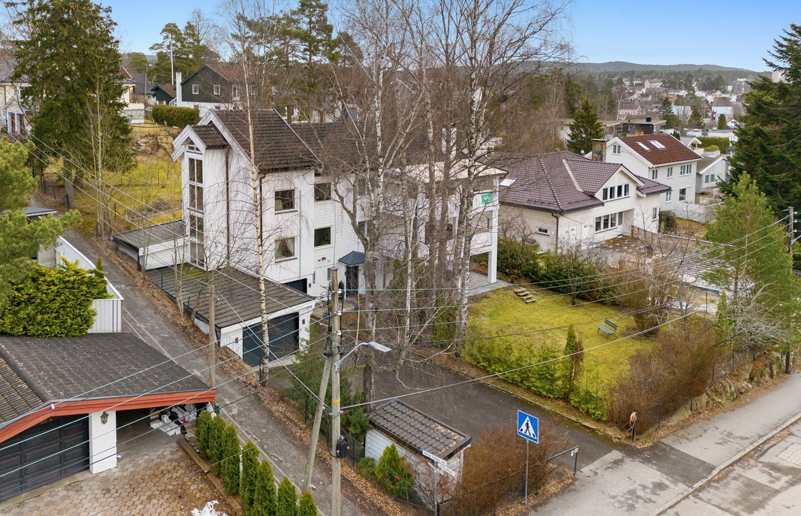 Boligen har 2 garasjer på selveid tomt og det er 2 stk ladere, en i hver garasje. Ellers er det gode parkeringsmuligheter på gårdsplassen som er asfaltert. Galleribilde
