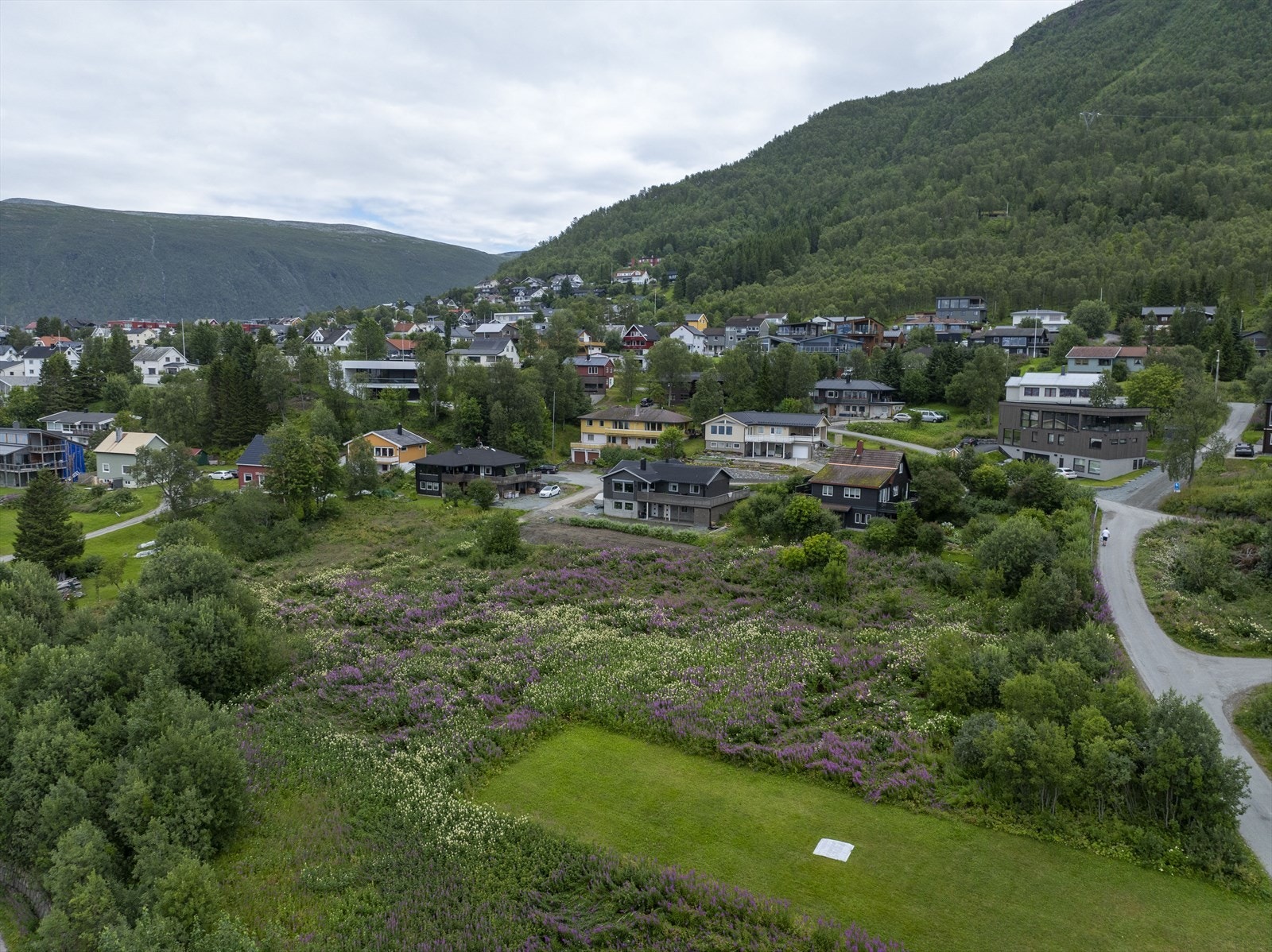 Flotte tomter som ligger i forkant av de 3 husene her, se neste bilde Galleribilde