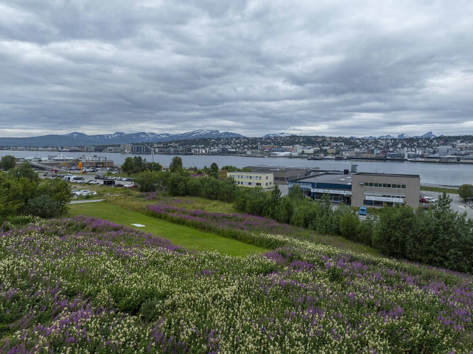 utsikt mot Pyramiden, buss stopp ligger nede ved Nova senteret Galleribilde