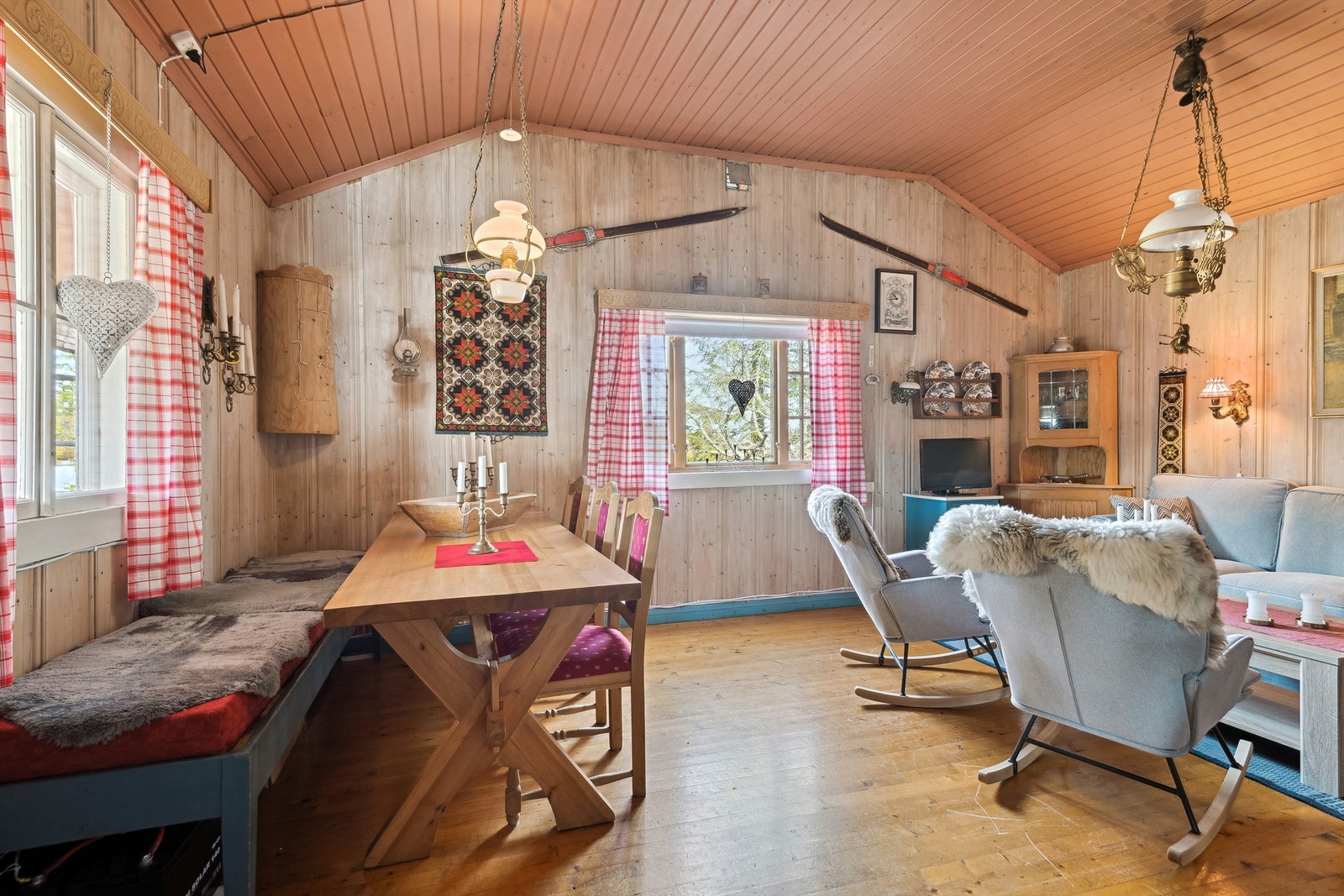 Stua er innredet med både spiseplass og sofagruppe Galleribilde