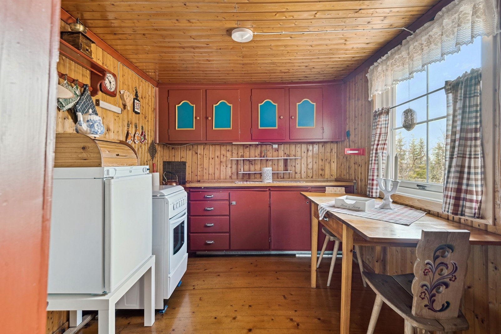 Kjøkkenet har eldre innredning med glatte fronter og heltre benkeplate. Galleribilde