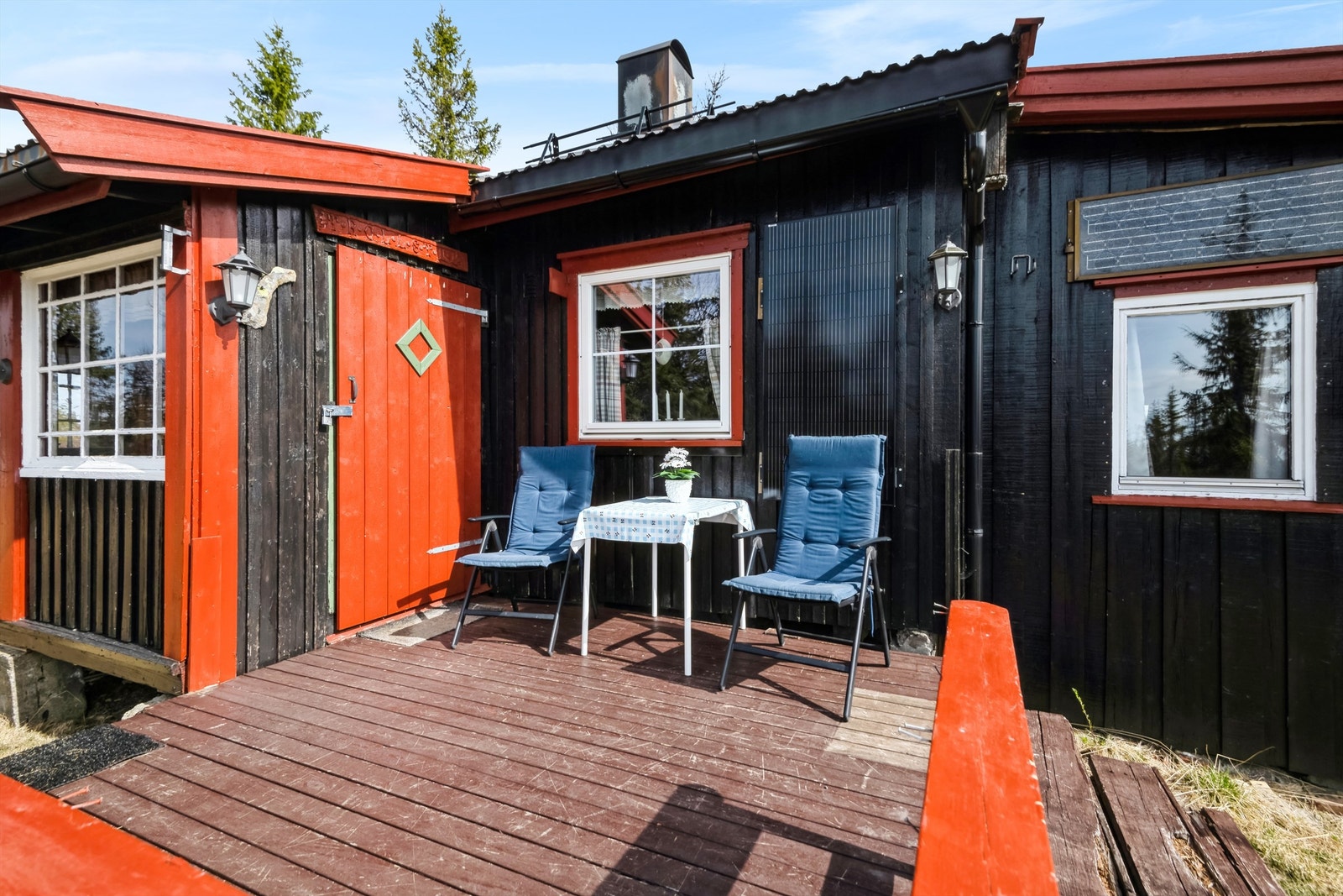 Solrik terrasse og inngangsparti Galleribilde