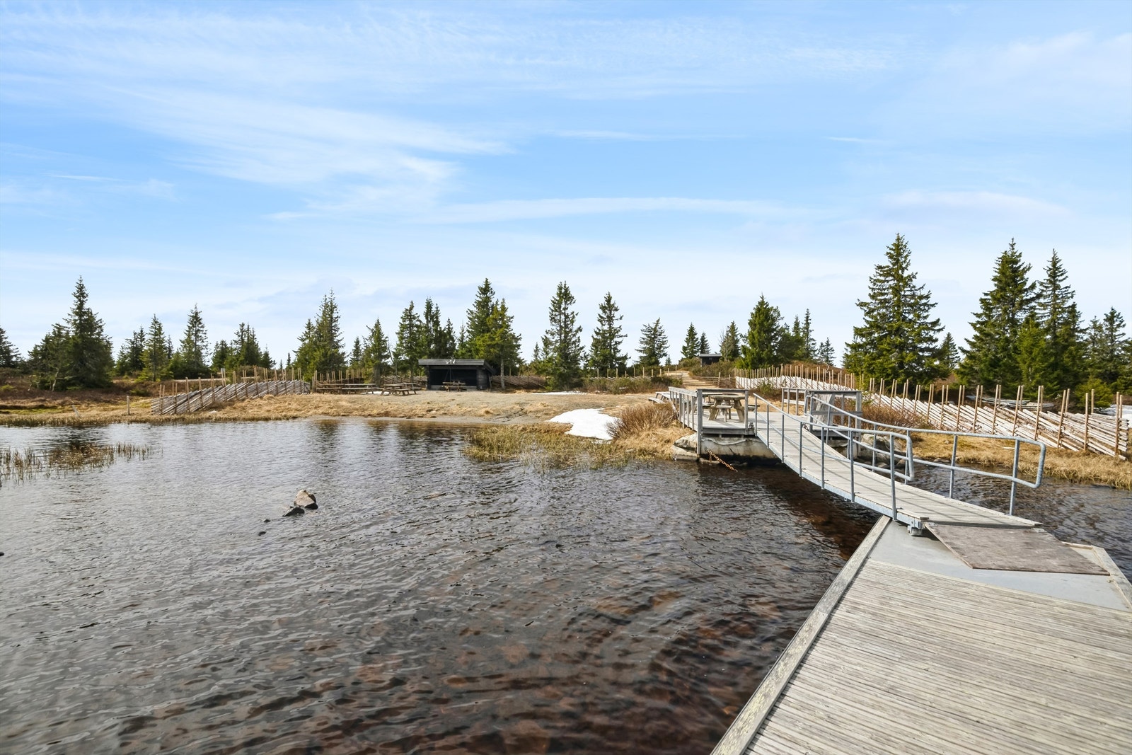 Ljøsvatnet byr på både bading og fiskemuligheter i naturskjønne omgivelser. Galleribilde