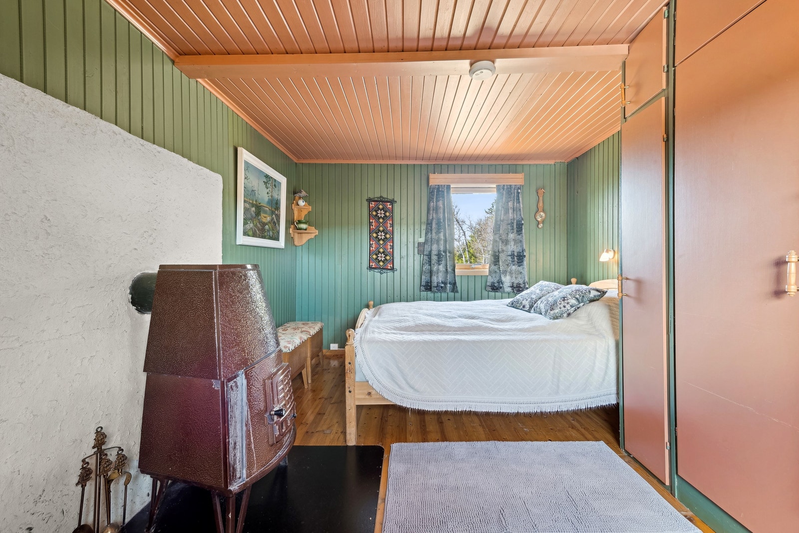 Det største soverommet har god plass til dobbeltseng Galleribilde