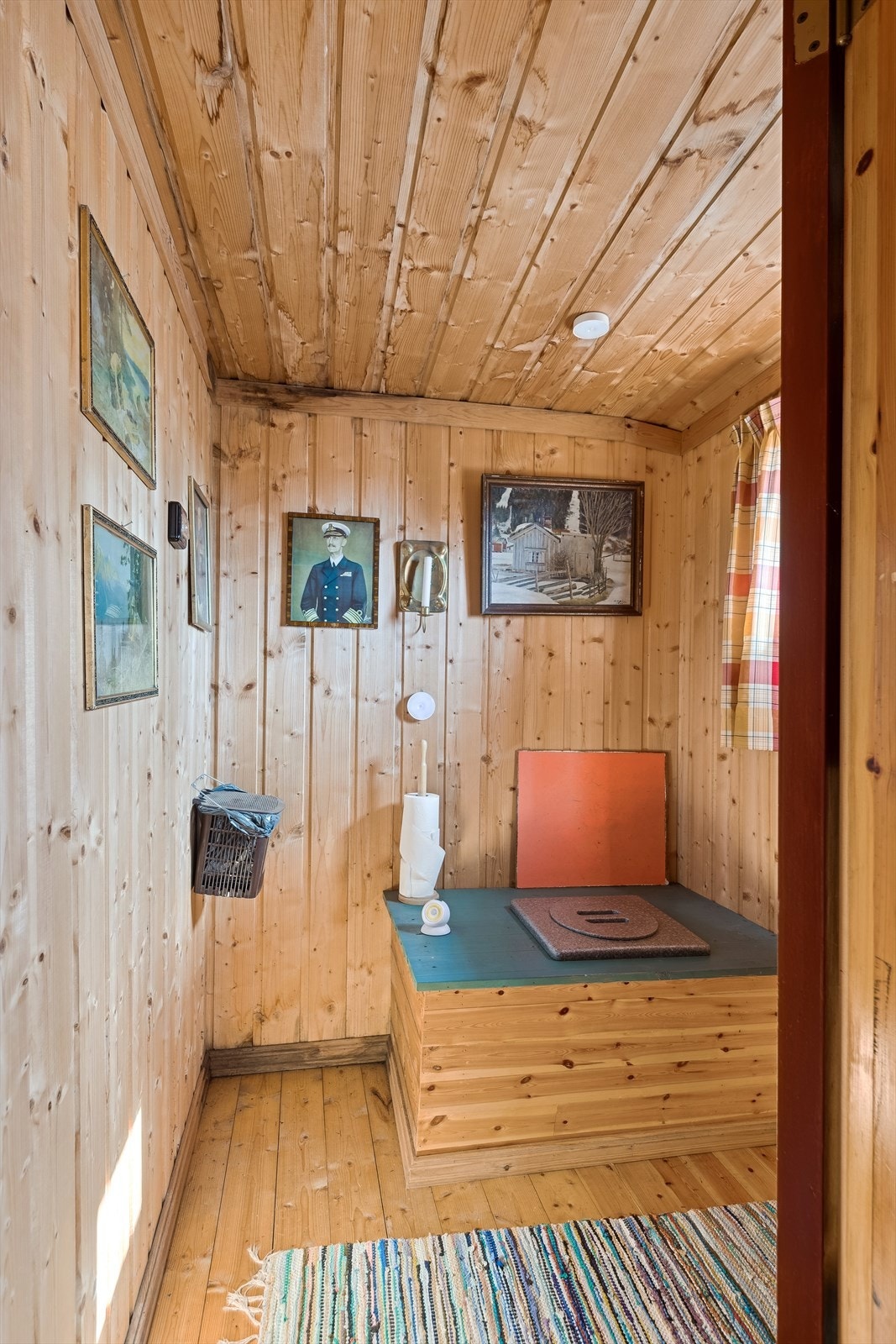 Innendørs utedo med kammersystem plassert under hytta. Galleribilde