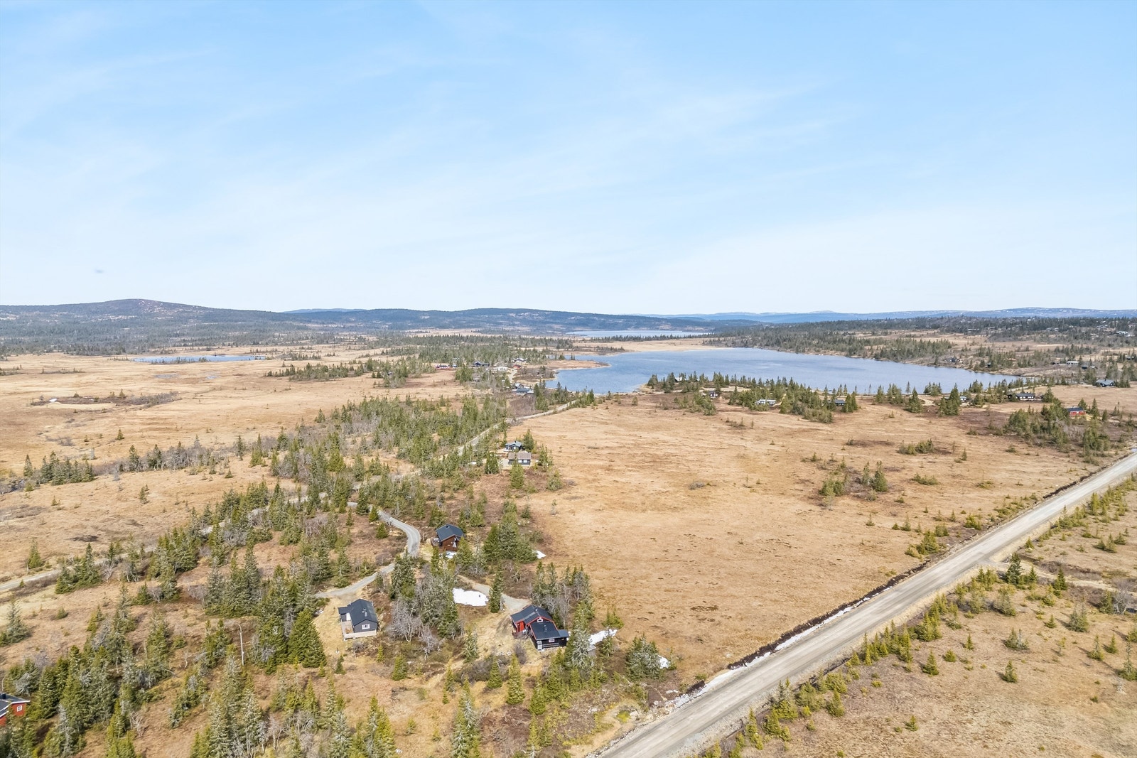 Hytta ligger sør for Ljøsvatnet Galleribilde